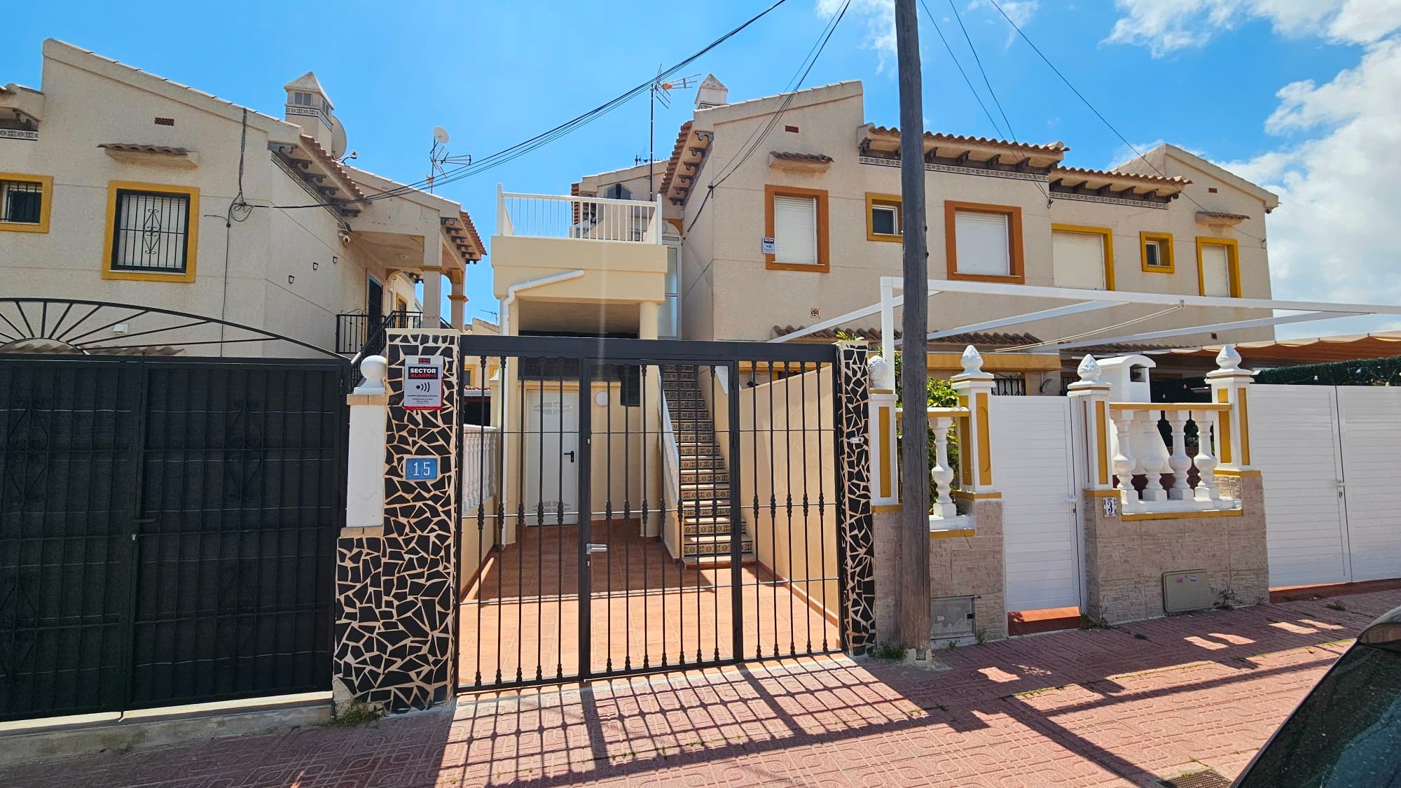 Beautiful bungalow located in Orihuela Costa,characterized by its holiday atmosphere and proximity to Blue Flag beaches.It offers a mix of apartments and villas in gated complexes,often with communal gardens and swimming pools, within walking distance of amenities andjust minutes from Punta Prima Beach, La Zenia Beach, and Cabo Roig. The area boasts a wide selection ofrestaurants, bars, and shops at street level, as well as proximity to shopping centers(Carrefour and Costablanca South supermarket). Excellent access tothe coves and beaches of Orihuela Costa, especially the famous La Zenia Beach.The bungalow features a storage room and private garden on the ground floor and living spacewith a balcony and barbecue on the upper floor. Completely renovated and ready to move in.On the ground floor, there is a 29.16 m² private garden pavedwith tiles and a 3.94 m² storage room where the electric water heater is located. On the upper floor, accessed by an external staircase, there is a glazed entrance hall that leads to a terrace with a barbecue and also to the main entrance of the house. Inside, there is a living-dining room with a glazed balcony, a kitchen with a breakfast bar and brand-new cabinetry (upper and lower cabinets, granite countertop, stainless steel extractor hood, ceramic hob, and oven), a full bathroom, and two spacious bedrooms with built-in wardrobes. There is also an exterior balcony with excellent views and a barbecue. The complex has a communal swimming pool and green areas nearby.