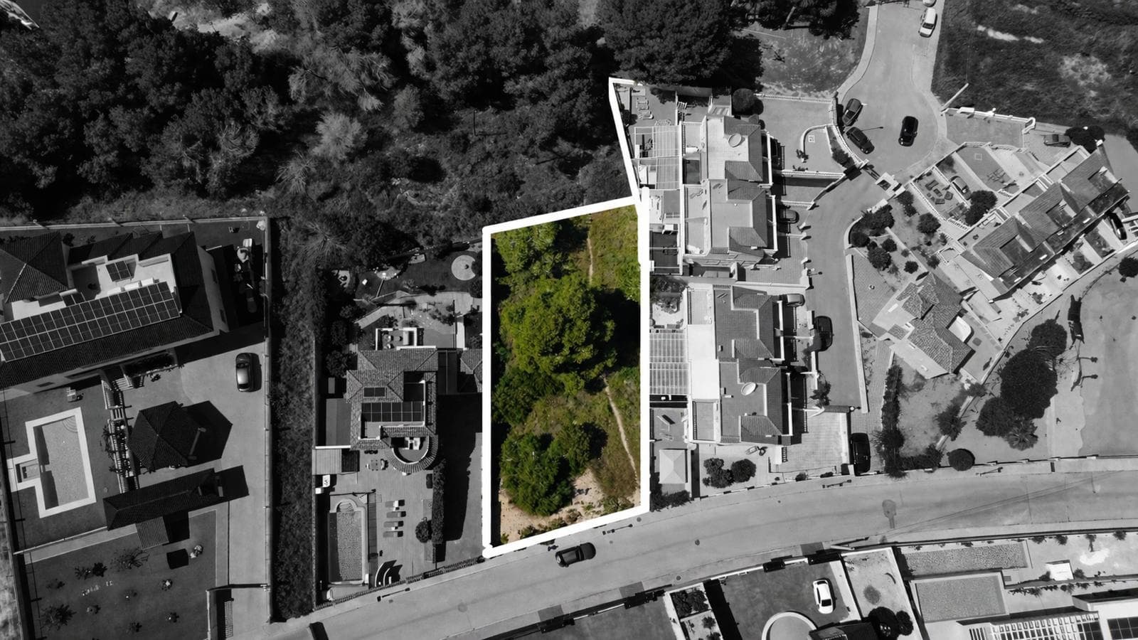 This exceptional 830 m² plot is situated on a beautiful street lined with villas and mansions, in a quiet and highly sought-after neighborhood. Offering both privacy and prestige, the plot provides an ideal canvas to build a luxurious residence tailored to your vision. Surrounded by elegant properties and mature landscaping, it combines exclusivity with a peaceful, serene atmosphere, making it a rare opportunity in this desirable area.