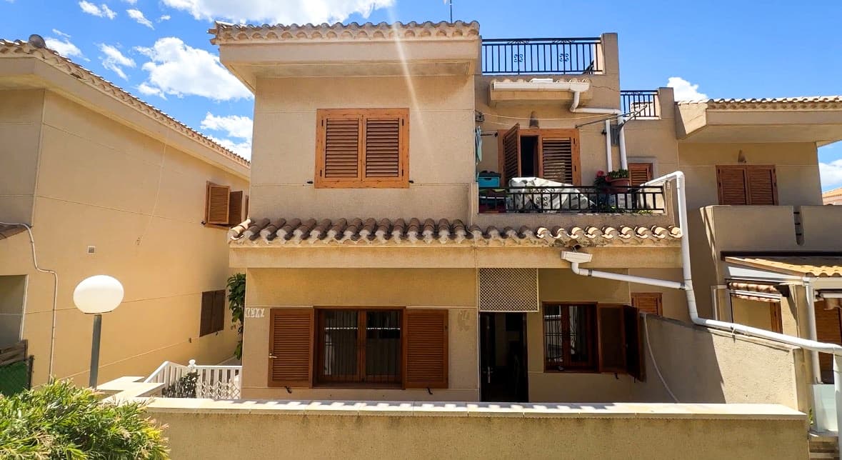Charming Ground-Floor Apartment with Private Patio. Discover comfort and convenience in this beautifully maintained 65 m² ground-floor residence located within a prestigious gated community. This property offers a peaceful retreat with lush landscaped gardens and a pristine communal swimming pool. The standout feature is the large private outdoor patio, perfect for al-fresco dining or entertaining year-round. The interior features a bright living-dining area with air conditioning, a fully equipped open-concept kitchen with a breakfast bar, two bedrooms, a full bathroom, and a dedicated pantry storage room. The property is in excellent condition and is truly turn-key—ready for immediate move-in. Whether looking for a permanent residence or an investment, this home is a fantastic opportunity, highly attractive for both long-term and vacation rentals due to high demand in the area. Key Details: 65 m² useful area, Pool, Gardens, Gated Security, Highly sought-after location.