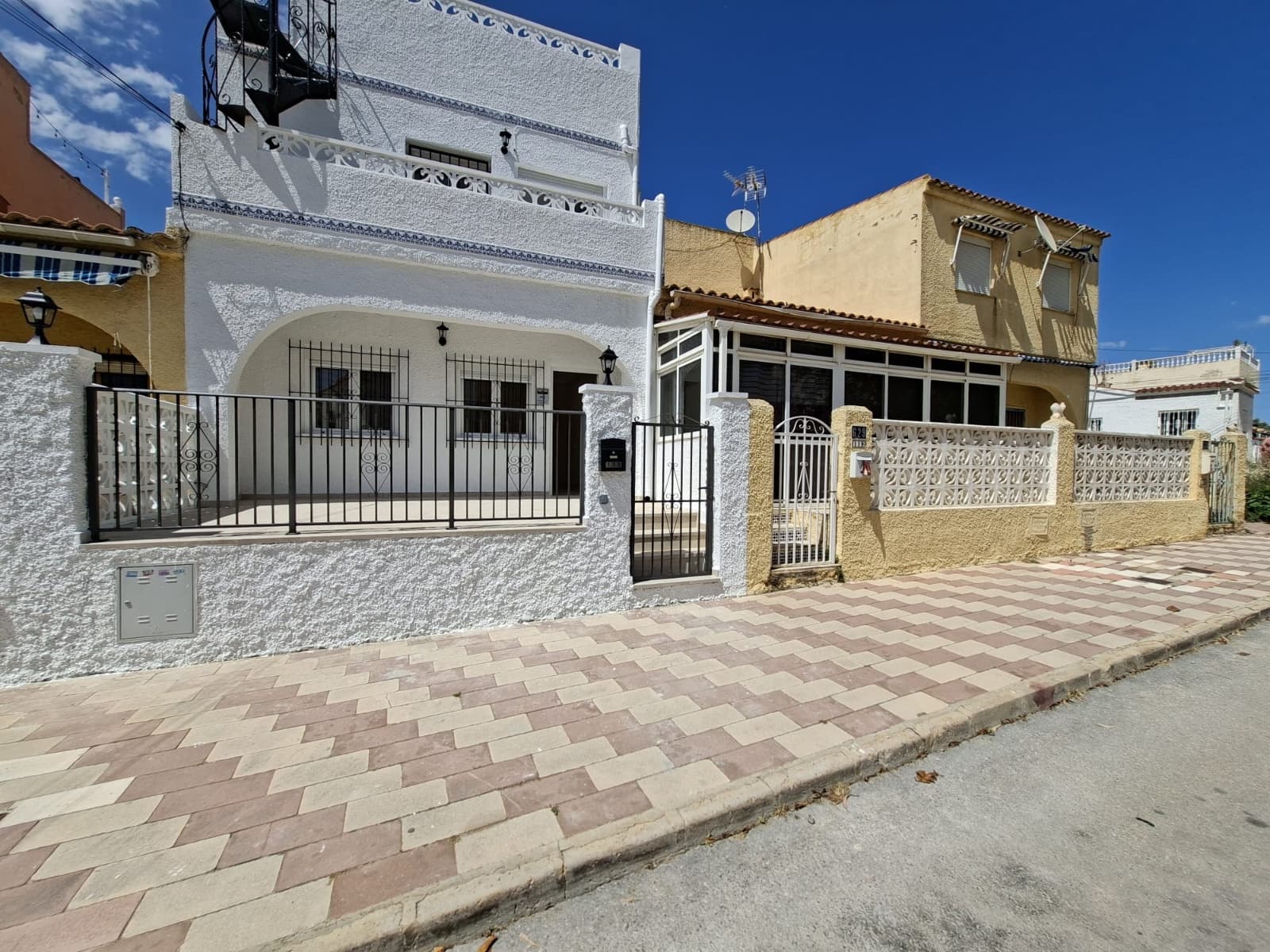 Beautiful semi-detached bungalow located in San Fulgencio withinthe Marina-Josefina Urbanization. A well-established, quiet,popular residential area close to shops and a multicultural atmosphere. Just aminute walk from the Consum Shopping Centre, which offers supermarkets,international restaurants and bars. Well connected by road to Elche,Alicante, and the nearby beaches of the Costa Blanca.Semi-detached bungalow on two floors plus a solarium terrace, witha private, sunny front garden. Ready to move in. It has a privatefront plot, now fully paved, a living-dining room with an integratedkitchen with upper and lower cabinets, brand new appliances (stainless steel extractor hood, ceramic hob, oven, refrigerator, and electric water heater),and a toilet. On the upper floor, accessed via an internal staircase, there isa large bedroom with a spacious built-in wardrobe and en-suite bathroom, as well asaccess to the balcony that overlooks and spans the entire facade of the property. From the balcony,an external staircase leads to the rooftop terrace.