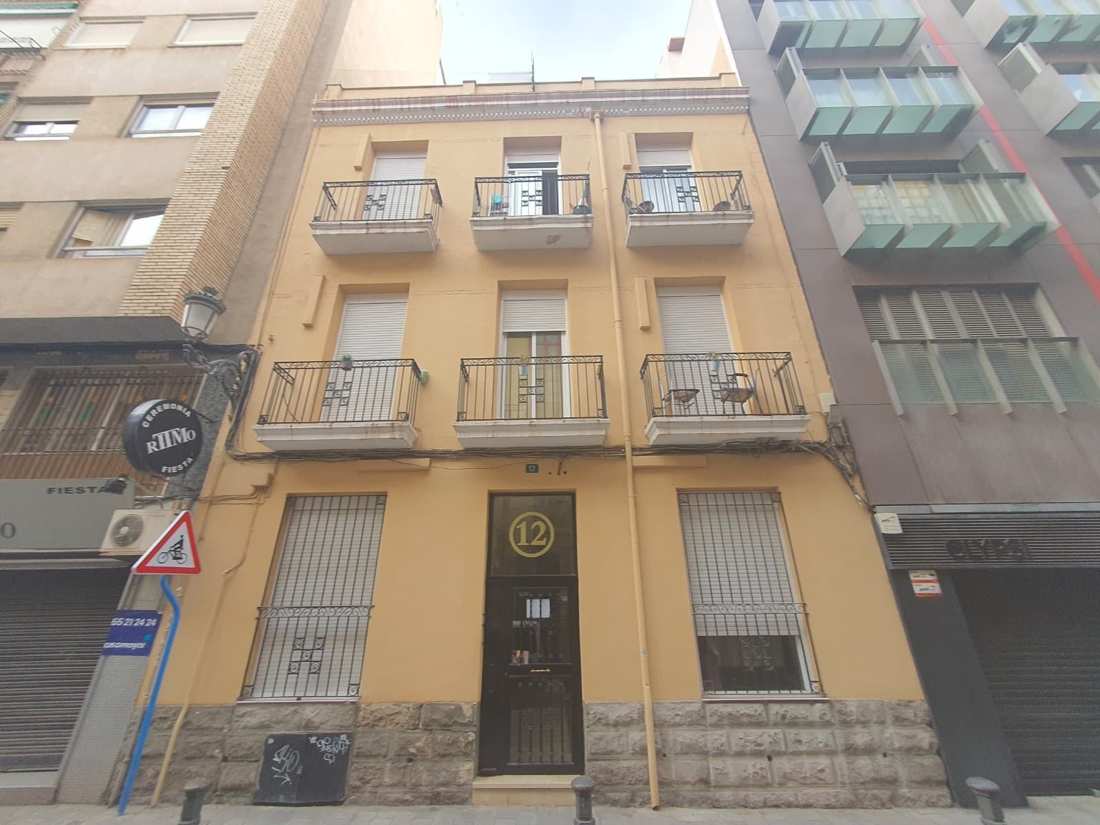 This is a building in the center of Alicante with 8 apartments rented long-termwith standard residential leases. The building has been completely renovated, including theplumbing, water, electricity, and drainage systems. In addition to the apartments, there are 2 storage rooms located in thecommon areas (one under the stairs and the other in the entrance hall of the penthouse).