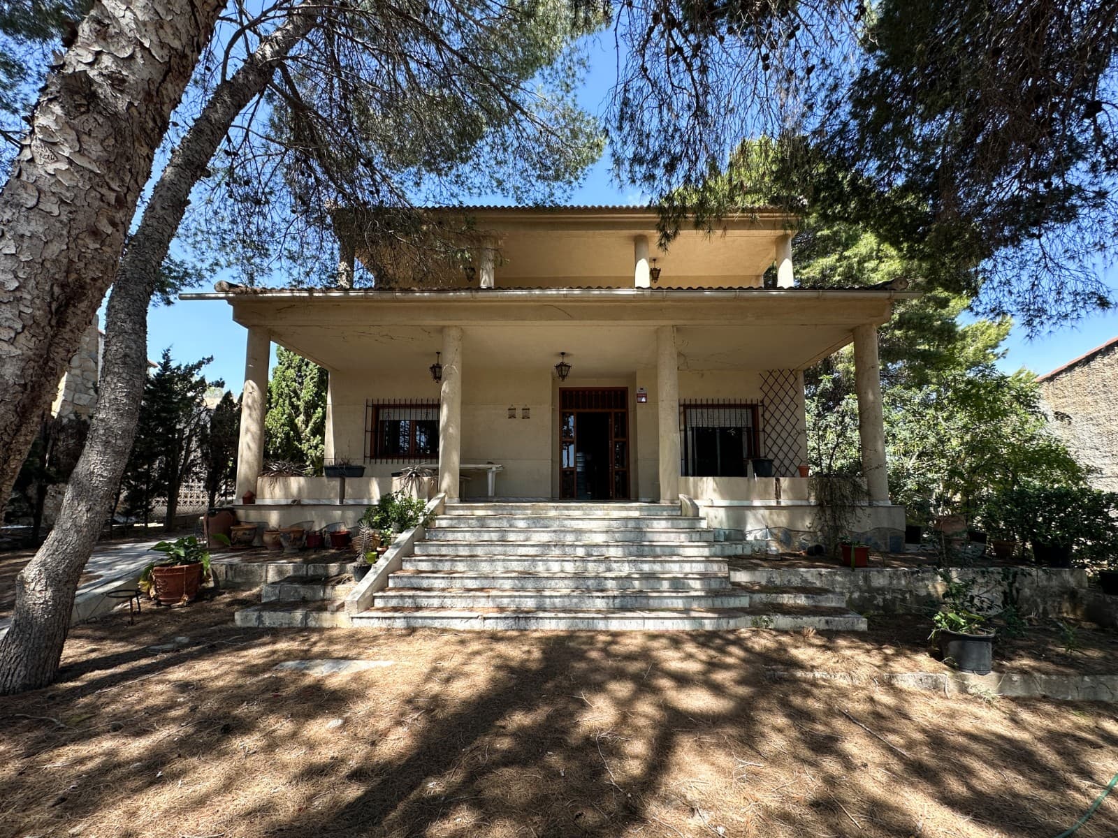 Large detached villa in one of Torrevieja's most sought-after areas, Los Balcones!2 houses for the price of 1!The main house features a large living/dining room, 6 bedrooms, and 3 bathrooms spread over two floors.The second house has 2 bedrooms, 1 bathroom, and a large living room with a south-east facing porch to enjoy the sun all morning!The 1300m² plot includes parking for at least 2 cars, a private swimming pool, a barbecue area, and large Mediterranean pine trees to provide shade on the hottest summer days. It is located 50 meters from a supermarket, 5 meters from the local bus stop which takes you to Torrevieja town center every 20 minutes, and 500 meters from a variety of restaurants and services such as ATMs, pharmacies, hairdressers, etc. This is an opportunity to acquire two completely independent houses for the price of one.