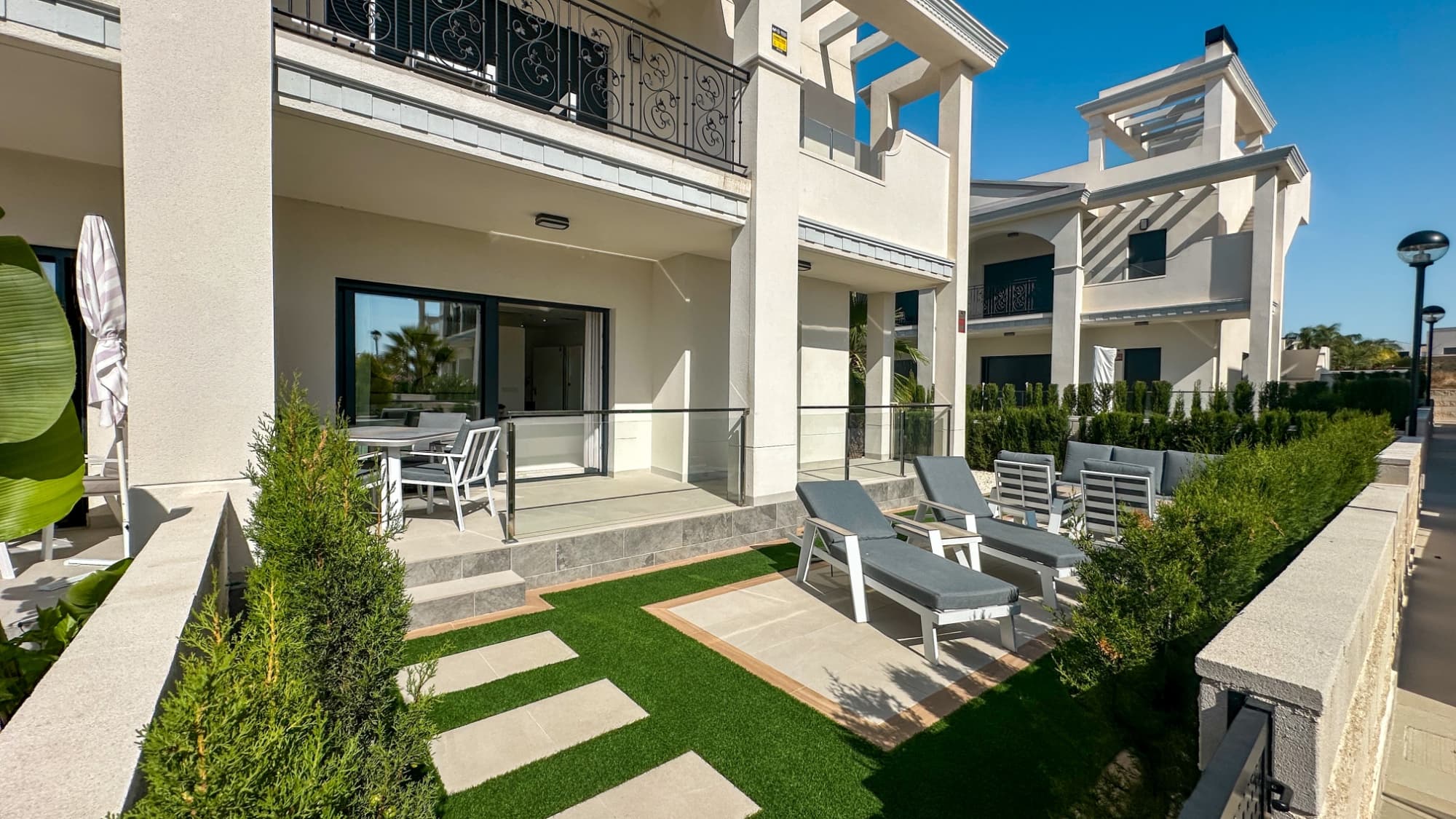 Embrace premium Mediterranean living in this ultra-modern, 2024-built apartment in Ciudad Quesada. Designed with sleek contemporary lines and optimal energy efficiency, the home features a bright open-concept living space and a high-spec kitchen that flows seamlessly to the outdoors through floor-to-ceiling glass doors.​The property offers 2 double bedrooms (master en-suite) with built-in wardrobes and 2 chic, minimalist bathrooms. The absolute highlight is the expansive private terrace and garden space—perfect for al-fresco dining—directly overlooking the pristine communal pool and resort-style gardens.​Superbly located just minutes from La Marquesa Golf, local dining, and amenities. A short 10-minute drive to Guardamar's blue-flag beaches and 40 minutes to Alicante Airport. Ideal as a luxury holiday home or lucrative rental investment.