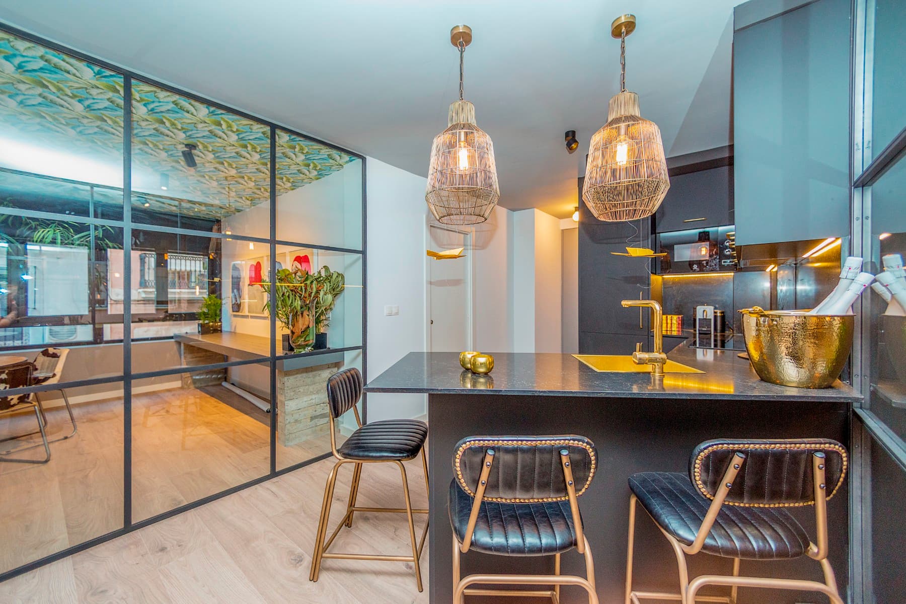 Luxury office for sale in the centre of Alicante – Calle de las SetasExclusive high-end office located on Calle de las Setas (Calle San Francisco), one of the most iconic and sought-after locations in the centre of Alicante. A unique professional space designed for companies and professionals seeking a prestigious address, a strong corporate image and an elegant, functional working environment.Situated on a distinguished mezzanine floor, this office combines contemporary design, spaciousness and natural light, offering an atmosphere that conveys prestige, confidence and corporate projection. The property was completely rebuilt in 2018 to the highest quality standards, using carefully selected materials and refined interior architecture. The building, originally constructed in 1969, retains its original character while being adapted to modern requirements.The layout has been designed to maximise operability and representativeness:• Large open-plan space ideal as a reception area, main workspace, creative studio or corporate showroom• Elegant glass-enclosed meeting room providing privacy without sacrificing natural light• Independent office with en-suite bathroom, perfect as an executive office or professional consultation room• Fully equipped designer kitchen• Second full bathroomLarge windows provide abundant natural light and pleasant views of Calle San Francisco and Calle Barón de Finestrat, creating an inspiring working environment in the heart of Alicante.Its unbeatable central location is surrounded by top-level shops, restaurants, services, cultural areas and excellent transport connections, making it a strategic address for companies seeking visibility, accessibility and prestige.A unique office in Alicante, ideal for boutique agencies, professional firms, creative studios, consultancies or companies looking to establish their headquarters in a prime location with a space that strengthens their brand and corporate positioning.Sale price: €399,000