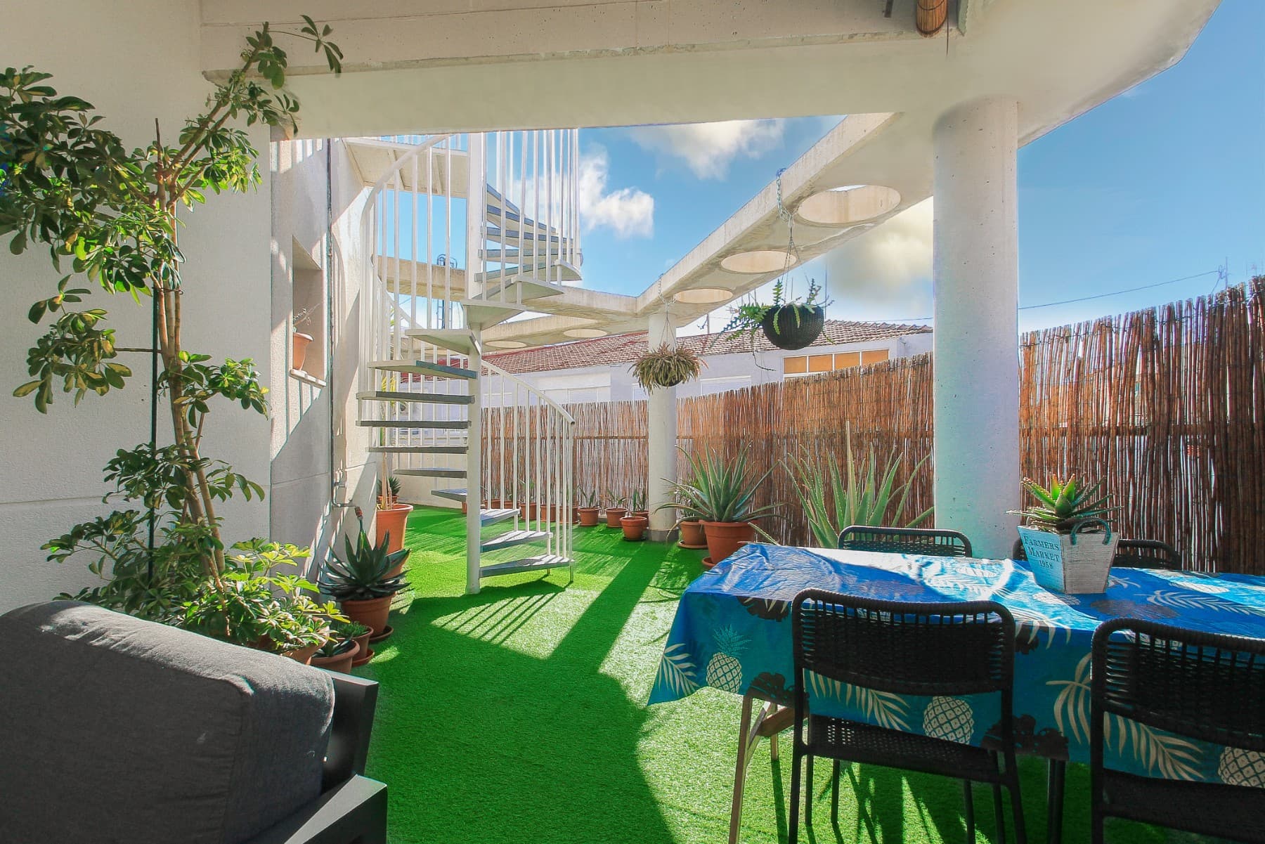 Exclusive penthouse in Alicante with solarium, terrace and panoramic viewsThis exclusive penthouse in Alicante perfectly combines urban life with tranquility, offering the opportunity to enjoy a stylish home with light-filled interiors and unique outdoor spaces. Located on Calle Guardamar, just a few minutes’ walk from Alicante city center and Postiguet Beach, it allows you to live in the heart of the city without giving up the calm and privacy provided by its large terrace and private solarium.With 84 m² of living space, three bedrooms, and two bathrooms, the property stands out for its south/southwest orientation, which ensures natural light throughout the day and creates warm, inviting interiors. The main bathroom was renovated in 2024, and the appliances, including refrigerator, freezer, and oven, are completely new, so the penthouse is ready to move in without the need for any renovations.The outdoor space is one of the main attractions of the property. The 70 m² lower terrace invites you to enjoy breakfasts in the sun, dinners with friends, or relaxing afternoons outdoors. The 60 m² solarium offers enormous potential to create a true private oasis: lounge furniture, sunbeds, umbrellas, plants, and even an outdoor kitchen or barbecue area can transform the space into a hotel-like retreat, enjoying the sun and views of Santa Bárbara Castle.The building has a lift and the underground parking space is included in the price of €299,000, providing additional convenience and peace of mind. In addition, the property includes a 4 m² storage room on the rooftop, offering extra space. Community fees are €92/month and IBI is €283/year, while the parking space has an IBI of €33 and a monthly cost of €7.Location and Surroundings20 minutes walking to Postiguet Beach15 minutes walking to Alicante city center, with shops, restaurants, and leisure options10 minutes walking to Marq Castillo tram stationKey FeaturesExclusive penthouse in Alicante with 3 bedrooms and 2 bathroomsLiving area of 84 m²70 m² lower terrace and 60 m² solariumViews of Santa Bárbara CastleSouth/southwest orientation with natural light all dayMain bathroom renovated in 2024 and new appliancesLift, parking space included, and 4 m² storage roomJust minutes from the beach, city center, and tramOutdoor spaces perfect for al fresco living and relaxationThis penthouse with solarium and terrace in Alicante is ideal for those seeking an urban and exclusive lifestyle, with all comforts, private outdoor spaces, and spectacular views of Santa Bárbara Castle, close to the beach and city center. Perfect for combining comfort, luxury, and outdoor living in the heart of Alicante.