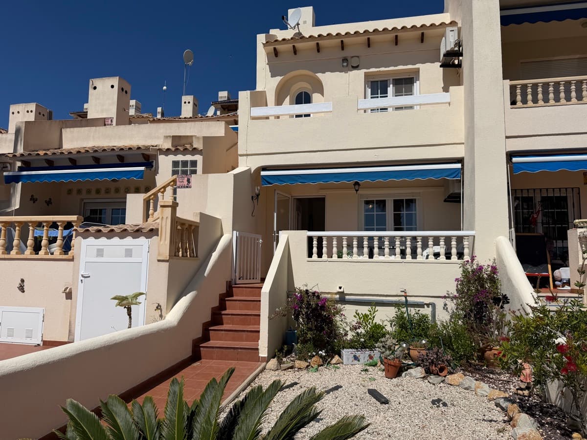 This stylish townhouse with 2 bedrooms and 3 bathrooms is located in the exclusive Las Ramblas golf resort, one of the most sought-after locations on the Costa Blanca. The property is spread over two spacious floors and combines comfort, space, and Mediterranean charm in an excellent way. Thanks to the front and back gardens, you can enjoy sun or shade at any time of day, ideal for relaxing outdoors or having a pleasant dinner. Furthermore, the spacious private solarium offers a beautiful panoramic view and is the perfect place to enjoy the Spanish outdoor lifestyle. The residence features a well-maintained communal swimming pool and is located within walking distance of the golf clubhouse and the popular commercial center La Fuente, with various restaurants, bars, shops, and other amenities within easy reach. An ideal property as a permanent residence, holiday home, or interesting investment in a sought-after golf environment under the Spanish sun.