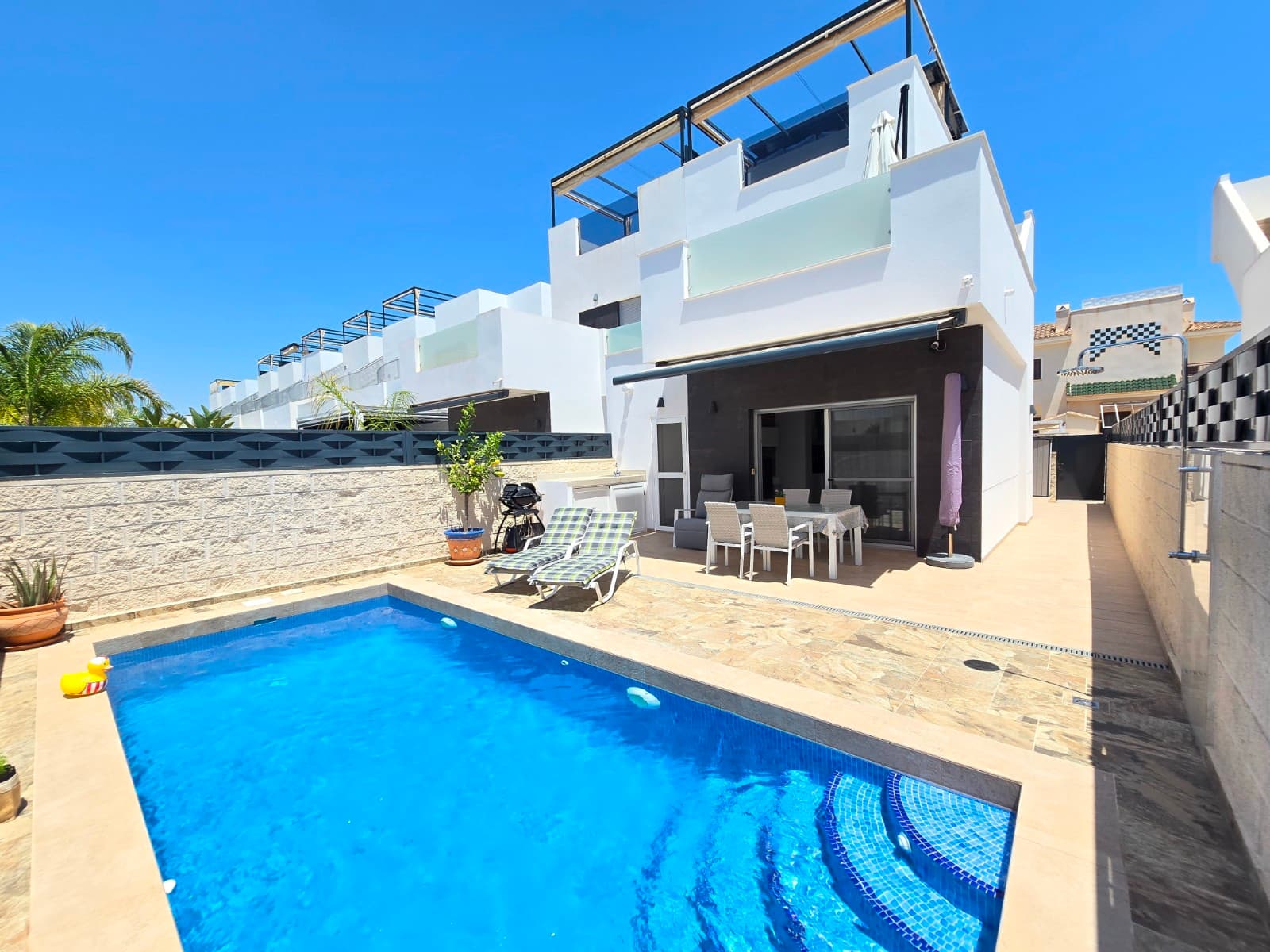 Discover this beautifully maintained semi-detached villa in the popular resort of Ciudad Quesada, ideally situated within walking distance of the bustling town centre and with a wide selection of shops, lively bars and restaurants nearby. What’s more, the beach is just 10 km away, allowing you to fully enjoy the perfect combination of tranquillity, comfort and the Mediterranean lifestyle.This ready-to-move-in property features 3 spacious bedrooms, 2 modern bathrooms and a separate guest toilet. Outside, you can enjoy a fully renovated private swimming pool (2025), several terraces with pergolas and sun awnings, and a large solarium to enjoy the Spanish sun all year round.The villa has been perfectly maintained and offers numerous extras that ensure extra comfort and energy-efficient living, including:Solar panels with an output of approximately 23 kW per daySolar water heaterReverse osmosis water filtration systemElectric roller shuttersPrivate parkingStorage space under the stairs (inside the property)Large bicycle storageExterior completely repaintedLocated in a gated and well-maintained residential complexThis property is ideal as a permanent home, holiday home or investment on the Southern Costa Blanca.A unique opportunity for those seeking comfort, luxury and an excellent location under the Spanish sun.SUMA: 305 euros per year.Community fees: 212 euros/year.