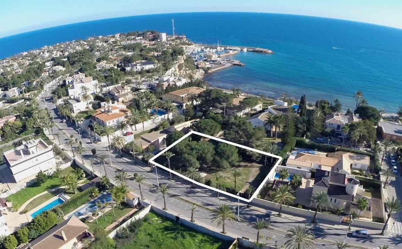 We offer a plot of land with an area of 368 sq.m. in Orihuela Costa. Located on the second line from the sea within walking distance of the beaches of Cabo Roig. All necessary services and facilities are nearby.The perfect place to build your dream home!By purchasing real estate in Spain you acquire the resident status there.Our company provides legal and financial support during your purchase and sale transactions, helps figuring out your mortgage, offers aftersales services and helps to lease out your real estate.