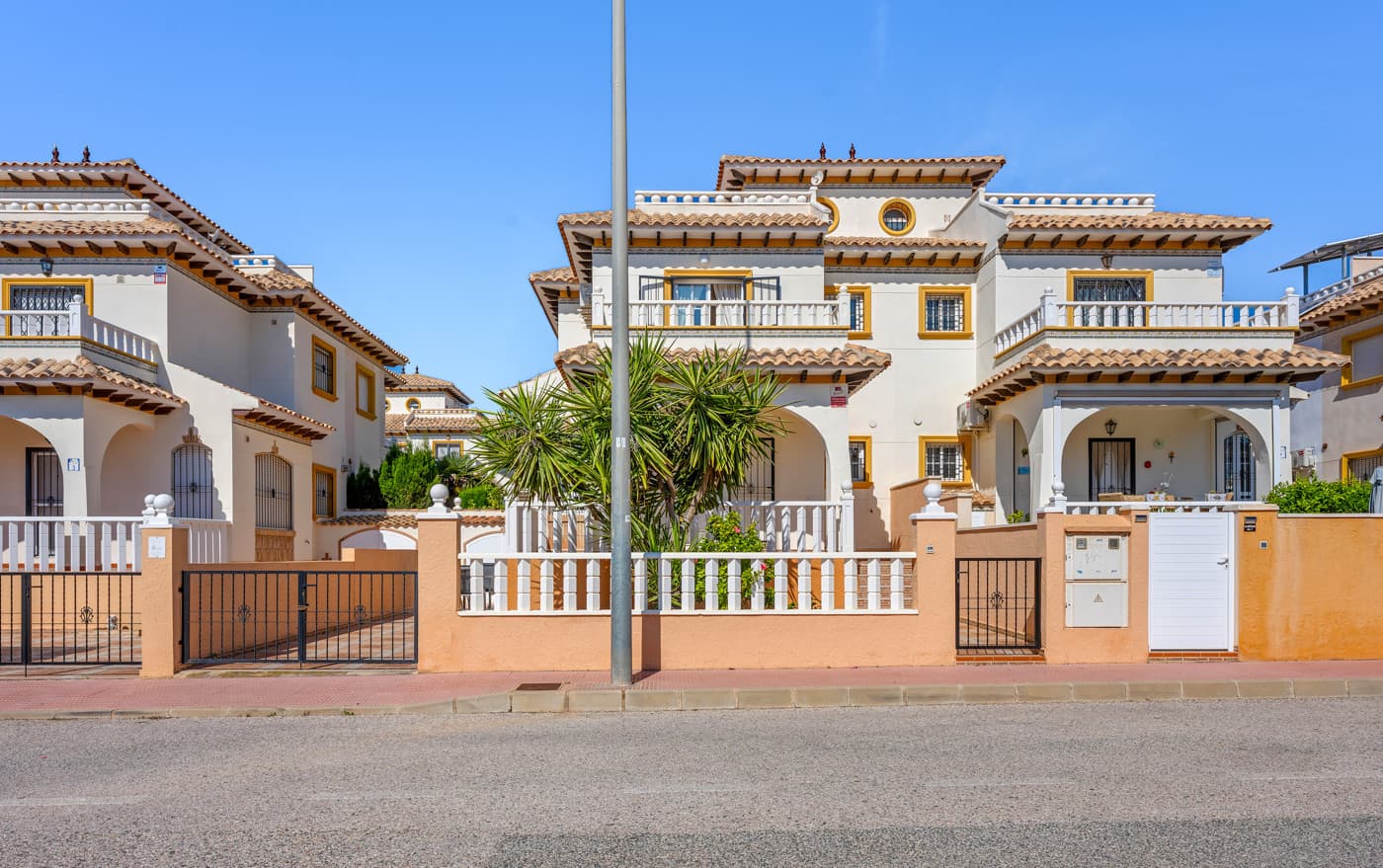 South-east facing quad house in sought-after Lomas de Cabo Roig – perfect as a holiday home, permanent residence, or rental investment.Now you have the opportunity to become the owner of this beautiful and well-maintained quad house located in the highly desirable area of Lomas de Cabo Roig – an area loved by many Scandinavians for its perfect combination of sun, beaches, golf, and relaxed Mediterranean lifestyle.The property is sold fully furnished and ready to move into, allowing you to start enjoying life under the Spanish sun immediately – whether you are looking for a holiday home, permanent residence, or investment property.The house offers 111 well-utilized m² distributed over several levels with 2 spacious bedrooms featuring built-in wardrobes, 2 bathrooms, and several lovely terrace areas where the Spanish climate can be enjoyed all year round. In addition, there is air conditioning in the living room and both bedrooms, with all air conditioning units replaced in 2024, ensuring a comfortable indoor climate throughout the year.On the ground floor, you will find a bright and open living area with lounge, dining space, and kitchen combined – perfect for relaxing or enjoying cozy evenings with family and friends. From the living room, there is direct access to the charming terrace and garden area with plenty of space for outdoor dining and relaxing in the sun.A major advantage of this property is the ground-floor bathroom with a walk-in shower. This is not standard for this type of property and makes the house especially attractive – particularly for guests or for those wishing to avoid stairs in everyday life.The property appears bright, inviting, and exceptionally well maintained, and was repainted both inside and outside in 2024. The kitchen is functional and well kept, featuring among other things an oven from 2023 and a washing machine from 2024.On the first floor, you will find the two bedrooms as well as a cozy balcony accessed from the master bedroom. At the top of the property awaits the fantastic private 11 m² rooftop terrace, where the sun can be enjoyed all day long – ideal for sun loungers, a lounge area, or cozy barbecue evenings under the Spanish sky.Outside, the property offers private parking on the plot as well as excellent parking options directly in front of the house, meaning parking is never a problem – neither for owners nor guests.There is also a practical locked storage room on the side of the house, perfect for storing bicycles, golf equipment, beach gear, or additional outdoor furniture.The house is located in a peaceful and pleasant residential area with access to a communal swimming pool and close to all everyday amenities. Supermarket, cafés, and restaurants are located just 300 meters from the property.The popular Zenia Boulevard shopping center – featuring more than 150 shops, restaurants, cafés, and children’s play areas – is only about a 5-minute drive away and is one of the area’s most popular meeting points all year round.The beautiful sandy beaches of Cabo Roig, La Zenia, and Campoamor can be reached within approximately 5–10 minutes by car, while golf enthusiasts will appreciate the short distance to several well-known golf courses such as Villamartín Golf, Las Ramblas Golf, and Las Colinas Golf & Country Club.The location is also ideal in relation to airports – Alicante Airport is approximately 45 minutes away, while Murcia Airport can be reached in around 35 minutes.A wonderful and complete property offering comfort, fantastic outdoor spaces, and an excellent location on the Costa Blanca.? Contact us today for more information or to arrange a viewing – perhaps this could be your new home in the sun!