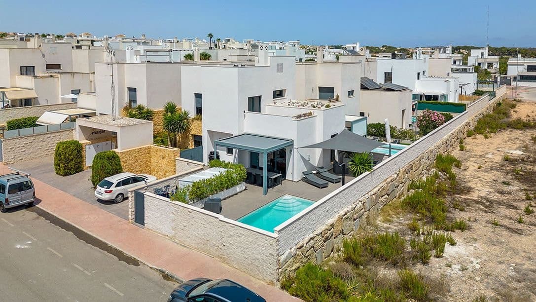 **Welcome to your new dream home in Doña Pepa!**Do you dream of a modern and luxurious home in peaceful surroundings? This stylish house in Doña Pepa (Ciudad Quesada) is the perfect oasis for you and your family.**The heart of the home: Ground floor**Step into the spacious and bright kitchen, which flows perfectly with the elegant living room. There is plenty of space for both cozy dinners in the dining area and relaxing evenings in front of the TV. With a large bedroom and a bathroom on this floor, both comfort and functionality have been thought of. The bathroom is equipped with a modern shower and underfloor heating. There is also a lovely utility room with a washing machine and dryer and plenty of storage space. There is a good wardrobe at the entrance.**The first floor: A personal retreat**On the first floor you will find two spacious bedrooms, one of which is the master bedroom which has access to a private balcony - perfect for enjoying your morning coffee with a view. The bathroom is equipped with a modern shower and underfloor heating, ensuring a luxurious experience every day.**The pinnacle of luxury: the roof terrace**A staircase leads to the impressive roof terrace on the second floor. Here you can enjoy a fantastic view of the salt lake and the surrounding areas - the ideal place for sunbathing, dinners under the stars or just relaxing.**Comfort all year round**With air conditioning throughout the house (which was renewed within the last year), you can enjoy the perfect indoor climate regardless of the season. The built-in wardrobes in both bedrooms provide ample storage space and contribute to the modern design.**Outdoor pleasures**From the living room and kitchen you step directly out into the easily maintained garden. Tiled areas combined with beds make it easy to keep the garden neat, while the inviting pool and private surroundings create the setting for many lovely moments in the sun. A large roof with motorized blinds and an area with sails ensures that you can always find shade when you need it. In addition, a nice large shed with space for outdoor items and bicycles.**Smart Home technology**With advanced Smart Home technology, you can control the lights, air conditioning and blinds directly from your smartphone. This home offers a modern lifestyle with all the comforts you could dream of.**Perfect surroundings**With easy access to both the N332 main road and the AP7 motorway, you are well connected. The Consum supermarket is just 550 meters away, and within a short walk you will find restaurants, tennis courts and more. A short bike ride takes you to the center of Ciudad Quesada and La Marquesa golf course is just 8 minutes away by car. The very fine sandy beach can be reached in 7 minutes by car. Alicante airport is only 38 km away, making travel easy and convenient.This house in Doña Pepa is more than just a home - it is a lifestyle. Come and discover how it can become your perfect getaway on the Costa Blanca! ??