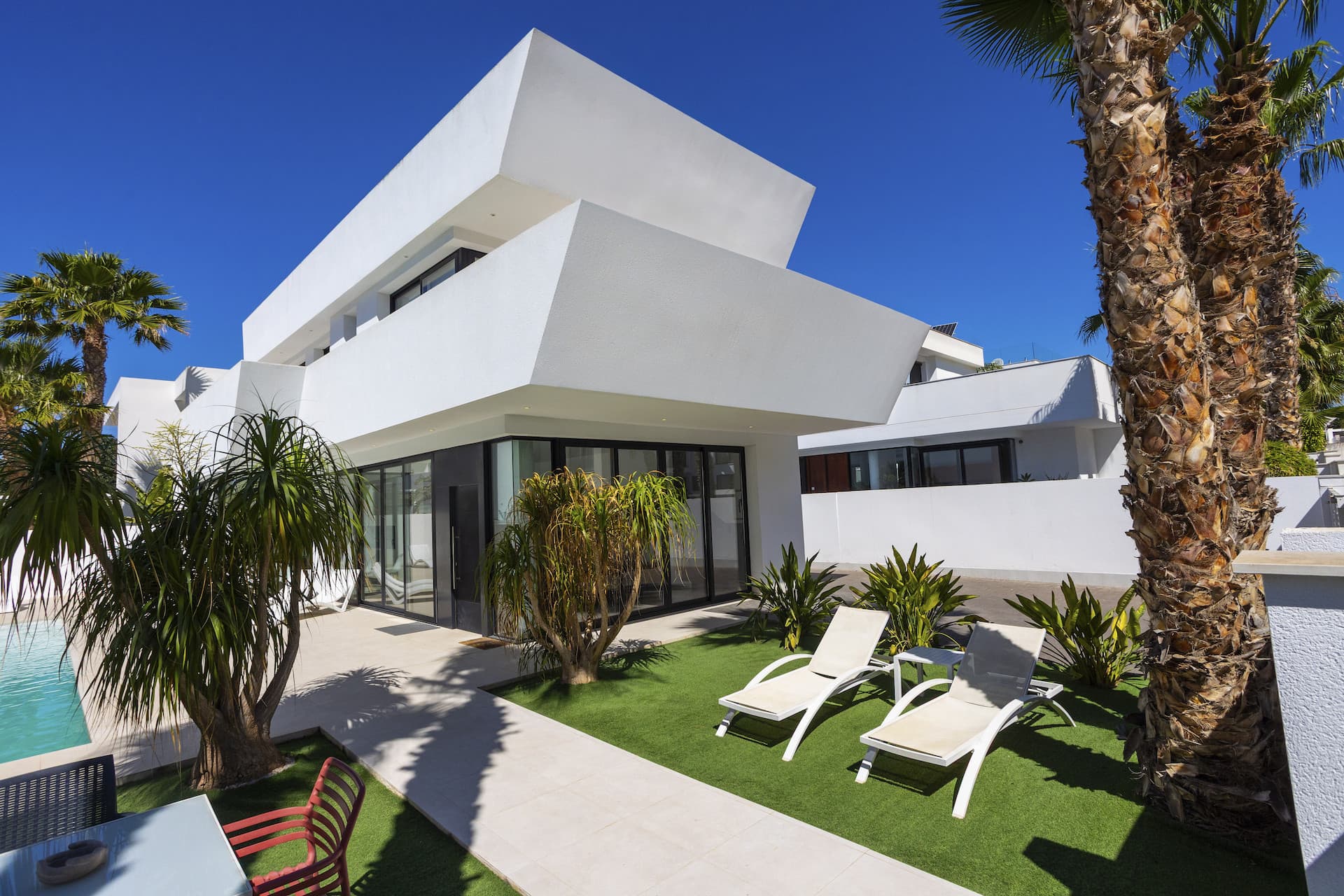 The villa is located in a quiet part of Ciudad Quesada, several kilometers from the coast. The area of the plot on which the property is located is 400 m2, and the living area of the villa itself is 185 m2 and consists of two floors - the ground floor and the first floor. On the ground floor there is a spacious living room, dining room with kitchen, 2 bathrooms and a bedroom. Both the living room, kitchen and dining room have a view of the garden and the pool, which makes this part of the house wonderfully lit and the interior is very bright. Access to the first floor is via stairs and there are 2 bathrooms, 3 bedrooms and 2 large terraces which can be accessed from two independent bedrooms. The house is fully equipped, with very good quality furniture, household appliances and bathroom fixtures, and the entire property is also air-conditioned. The villa has been decorated in a modern style, and thanks to many glazing and accessories, its interior is spacious and cozy at the same time.Outdoor areaAround the property there is a wonderfully decorated garden, which is distinguished by numerous and green plants, a well-kept terrace, a swimming pool and a parking plot. On the terrace you can relax on the sun loungers and eat your meals. There are also 2 large balconies on the first floor overlooking the surroundings of Ciudad Quesada.AreaCiudad Quesada is a cozy and popular place on the Costa Blanca coast. Here you will find shops, restaurants, cafes, bars, pharmacies, banks, hairdressers, medical and dental services and much more. In the main street it has recently been built a cozy shopping mall with several shops. Ciudad Quesada also offers several activities for the whole family, such as the famous La Marquesa golf course, bowling, mini golf, tennis courts, soccer fields, gyms, spas, seasonal water park and much more.BeachesThe magnificent beaches of the Costa Blanca coast lie like pearls on a string, and within a short distance you can access a number of beaches. The famous 9 kilometer long sandy beach in Guardamar del Segura and the "Torrelamata" beach in La Mata are the two nearest beaches, located about a 10-15 minute drive from Ciudad Quesada.Climate of Ciudad Quesada is an ideal place to live and a lovely place to spend the summer. The summers are always sunny and warm, while winters are mild, and the area has an average temperature of 20 degrees. Ciudad Quesada is surrounded by two large salt lakes which have a cleansing effect on the air and help to give the area a particularly favorable health environment. The climate has especially a positive effect on people with ia asthma, allergies, rheumatism and skin diseases. According to medical science, the area belong to one of the healthiest places in the world thanks to the salt lakes.In Ciudad Quesada you will fin a number of shops, supermarkets, restaurants and bars. Nearby there is bígaros supermarket, 2min walking. In Torrevieja, which is approximately 10 minutes away by car, you will find the shopping center Habaneras and Carrefour. In Torrevieja there is also a shopping street with a variety of shops. 10 kilometers away is the large shopping center Zenia Boulevard, where you will find a huge variety of shops, like Zara, Massimo Dutti, H&M, Stradivarius, Oysho, Mango, Primark, Pull & Bear, Decathlon, Guess, Kiko, Druni, Rituals, Leroy Merlin and many more.Ciudad Quesada you will find the well-known golf course "La Marquesa Golf & Country Club". There are a number of golf courses nearby and within a radius of 15 kilometers you will find Las Colinas Golf & Country Club, La Finca Golf, Golf Las Ramblas Golf Villamartín, Lo Romero Golf, Vistabella Golf, Real Clud de Golf Campoamor and Greenlands Golf.Yachting and water sports - within a radius of 20 kilometers there are several yacht clubs and marinas. In Torrevieja you will find three, while there is one in Guardamar del Segura and two in Santa Pola. Here you will find sailing schools. Contact us to visit this property!
