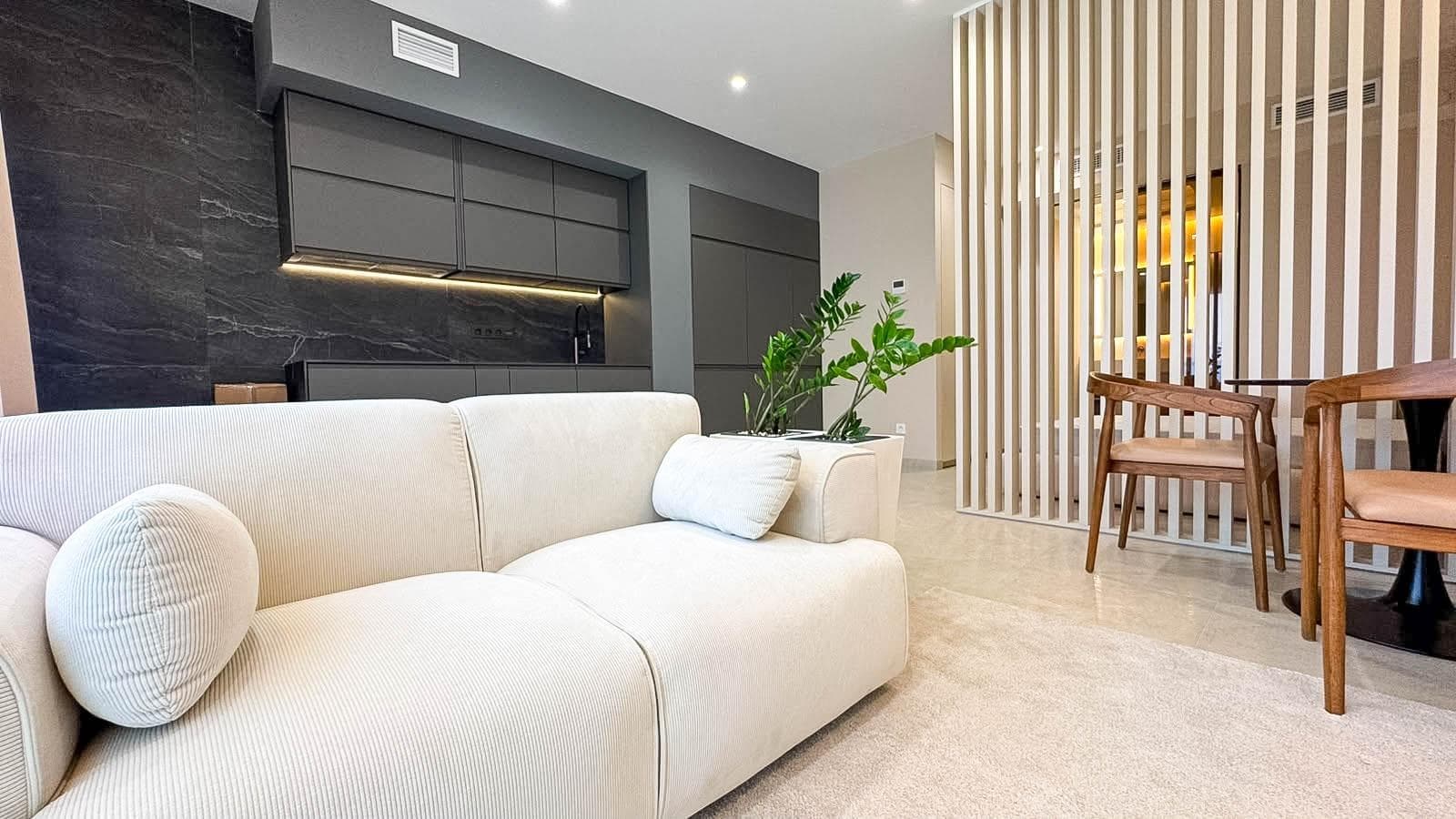 Stylish 44 m² studio apartment in the heart of Torrevieja, just 250 meters from Los Locos Beach. The apartment offers a bright living area with panoramic floor-to-ceiling windows, a fully equipped modern kitchen, and a comfortable bedroom with built-in wardrobe and elegant finishes. The bathroom features a rainfall shower, stone washbasin, and underfloor heating. Climate control, LED lighting, and a private terrace complete this sophisticated Mediterranean retreat—ideal as a holiday home or a permanent residence under the Spanish sun.