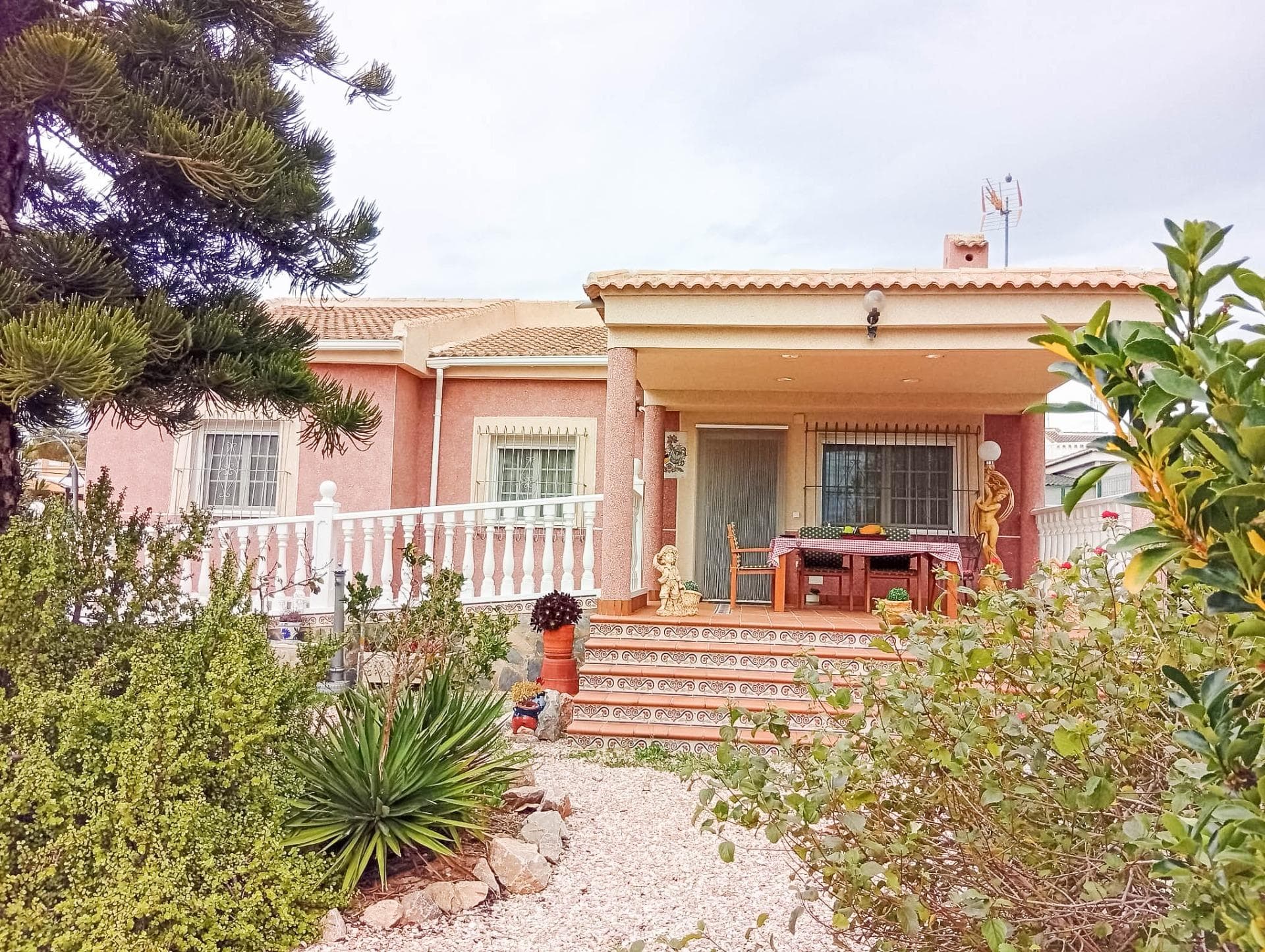 For sale: a large detached house with 4 bedrooms and 2 full bathrooms, total living area of 156 m², located on a well-maintained 816 m² plot with garden and separate garage, in the prestigious San Luis area (Avenida Landete), Torrevieja. Built in 1990, the house is laid out on one level, ensuring maximum living comfort. It features a private solarium with panoramic views of the Pink Lagoon and a large entrance terrace. Thanks to its south-facing orientation, the house is filled with natural light throughout the day. Layout and features: - Spacious paved entrance terrace (20 m²) - Bright living room with fully equipped open-plan kitchen - Archway connecting kitchen and living area with access to the garden - Wide corridor leading to the sleeping area - 4 separate bedrooms with built-in wardrobes - 135 cm beds in each bedroom - 2 full bathrooms - Private solarium with lagoon views - Large plot with potential for swimming pool and leisure area - Separate garage Ideal for permanent living, holidays, or rental investment due to its excellent location, spacious plot, and unique views.