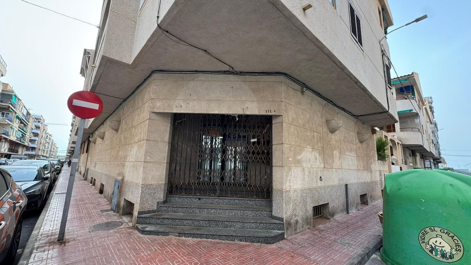 Spacious commercial premises for sale in one of the popular areas of Torrevieja — Acequión, just a few minutes from the sea. The property represents an excellent investment opportunity thanks to the possibility of converting its use into residential housing, making it attractive both for investors and private buyers. The premises offer 168.42 m² of usable space (190 m² built) and are located in a building constructed in 1989 with an elevator. The southeast orientation provides good natural light throughout the day. Currently, the property requires renovation, giving the future owner the opportunity to implement their own project and adapt the space into residential apartments, several studios, or a modern commercial concept. Previously, the premises housed a nightclub, so the space has an open-plan layout that allows flexible interior zoning. All necessary utilities are already connected: electricity, water supply, and drainage, which significantly simplifies the renovation or redevelopment process. The location in the Acequión area guarantees convenient infrastructure: the beach, promenade, shops, cafés, supermarkets, and public transport stops are all nearby. This is a dynamically developing part of the city, popular among both locals and international buyers.