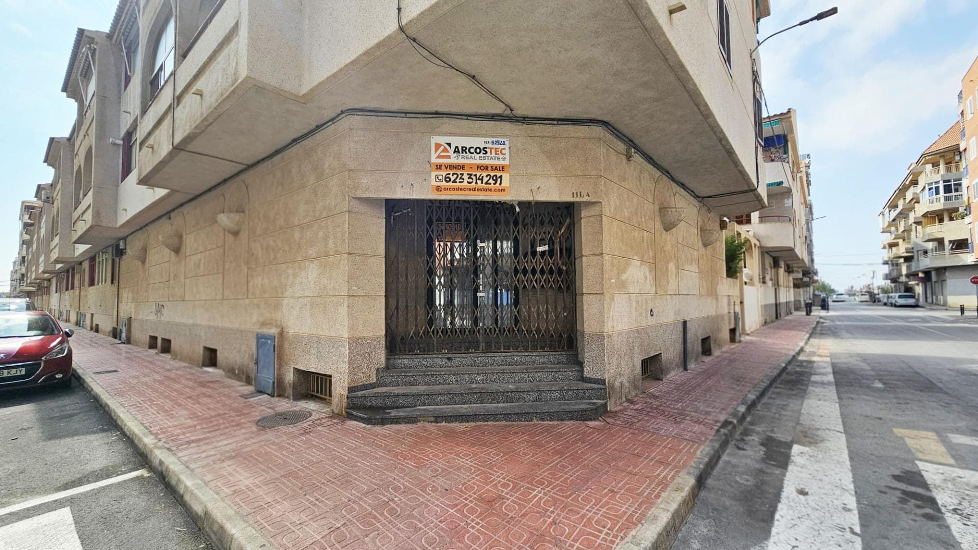 Spacious commercial premises for sale in one of the popular areas of Torrevieja — Acequión, just a few minutes from the sea. The property represents an excellent investment opportunity thanks to the possibility of converting its use into residential housing, making it attractive both for investors and private buyers. The premises offer 168.42 m² of usable space (190 m² built) and are located in a building constructed in 1989 with an elevator. The southeast orientation provides good natural light throughout the day. Currently, the property requires renovation, giving the future owner the opportunity to implement their own project and adapt the space into residential apartments, several studios, or a modern commercial concept. Previously, the premises housed a nightclub, so the space has an open-plan layout that allows flexible interior zoning. All necessary utilities are already connected: electricity, water supply, and drainage, which significantly simplifies the renovation or redevelopment process. The location in the Acequión area guarantees convenient infrastructure: the beach, promenade, shops, cafés, supermarkets, and public transport stops are all nearby. This is a dynamically developing part of the city, popular among both locals and international buyers.