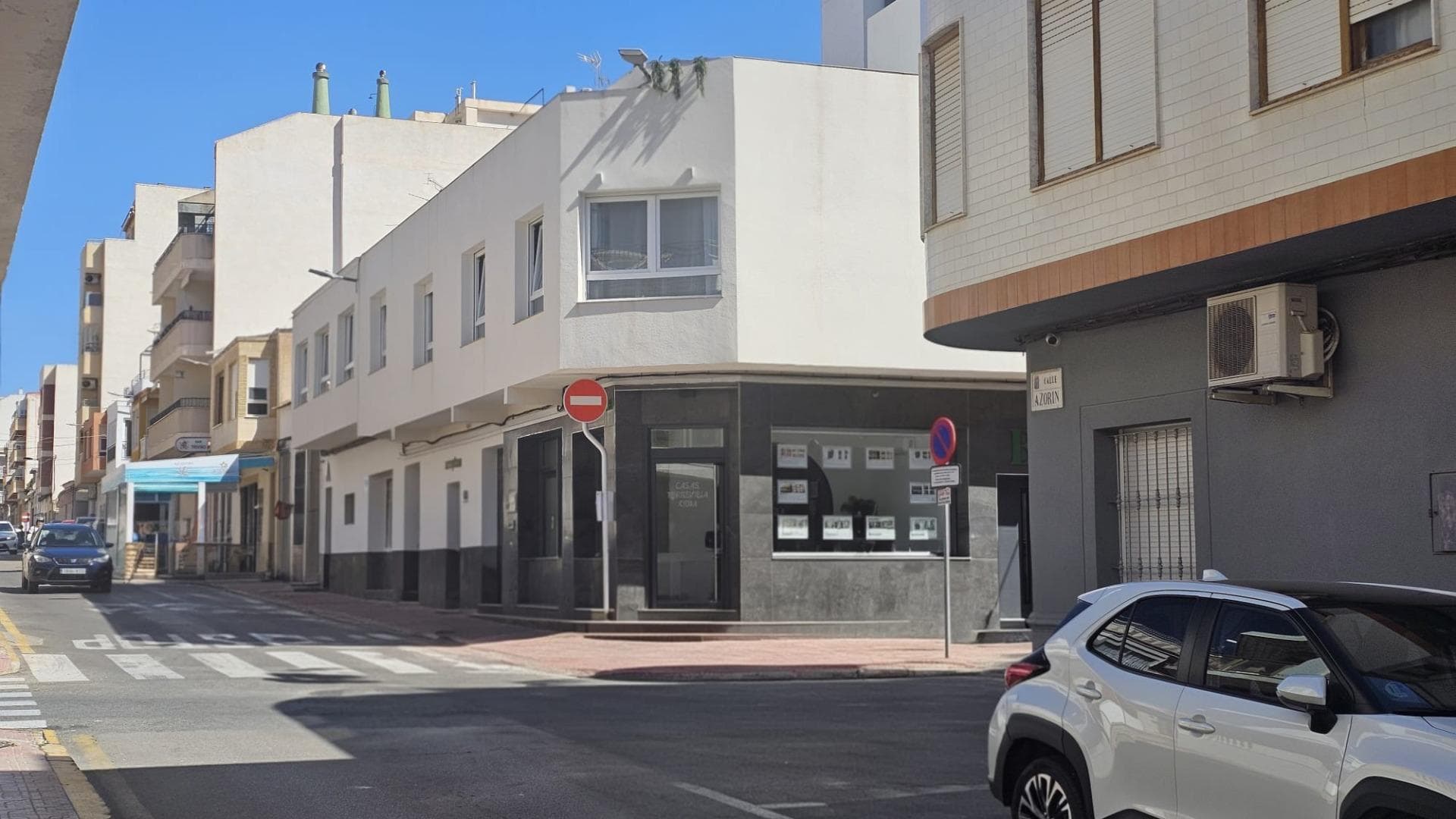 A unique investment opportunity in the heart of Torrevieja — a fully operational boutique apart-hotel located just a few minutes from the sea on C. San Pascual. The hotel has been successfully operating since the end of November and is already welcoming guests, allowing the new owner to generate income from day one. The property features 12 modern, fully equipped rooms, all designed in a cohesive, stylish concept following a complete renovation. Each room is fitted with new furniture and an individual air conditioning system, ensuring a high level of comfort for guests all year round. An additional advantage is high energy efficiency: 10.5 kW solar panel system installed water heating system with storage tank and solar support → significantly reduced operating costs 💡 Key investment advantage: The building allows for the construction of two additional floors (no building restrictions), offering strong potential to increase the number of rooms and overall profitability. 📍 Location: Torrevieja city center — walking distance to the beach — well-developed infrastructure: restaurants, shops, transport — high year-round tourist demand Perfect for: - hotel business investors - short-term rental management (Airbnb / Booking) - development into a premium boutique hotel with expansion potential