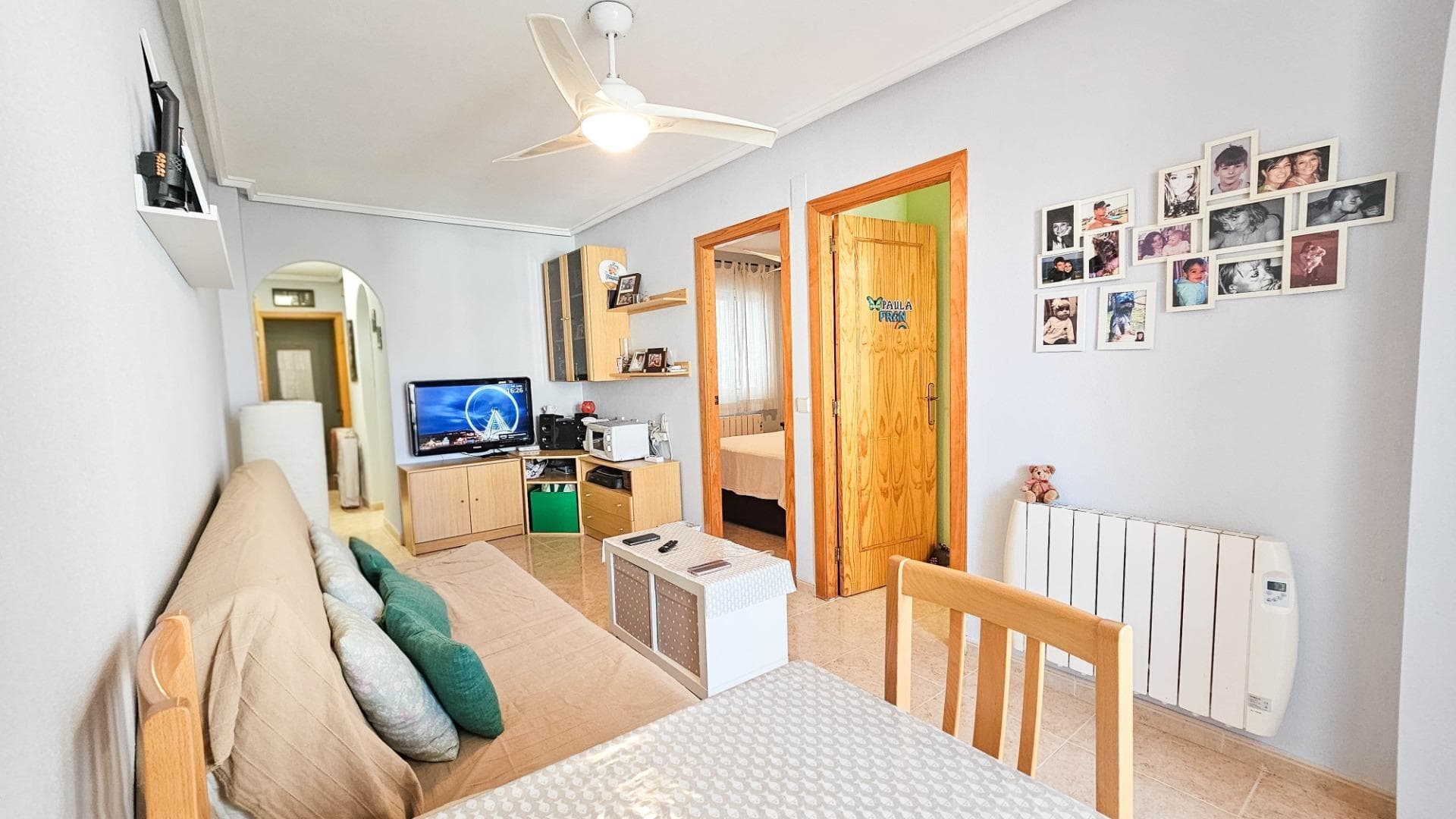 Discover this charming apartment located in the heart of Torrevieja, ideal for those who want to enjoy both tranquility and the urban buzz. With a built area of 53 m² and well-maintained, this property offers two cozy double bedrooms that guarantee a restful sleep. The bathroom is fully equipped and stands out for its functionality. Its east-facing orientation allows you to make the most of the morning sun, while the terrace offers pleasant urban views. Situated just 800 meters from the sea, you will have easy access to beautiful beaches for relaxation or water sports. Nearby amenities include urban buses for convenient city mobility, a variety of shopping centers for your daily needs, schools ideal if you have children, and accessible hospitals for any eventuality. Among the highlighted extras is a communal pool, perfect for cooling off during hot summer days with neighbors, friends, and family. With an attractive price, this apartment is an excellent opportunity either as a permanent residence or a holiday investment.