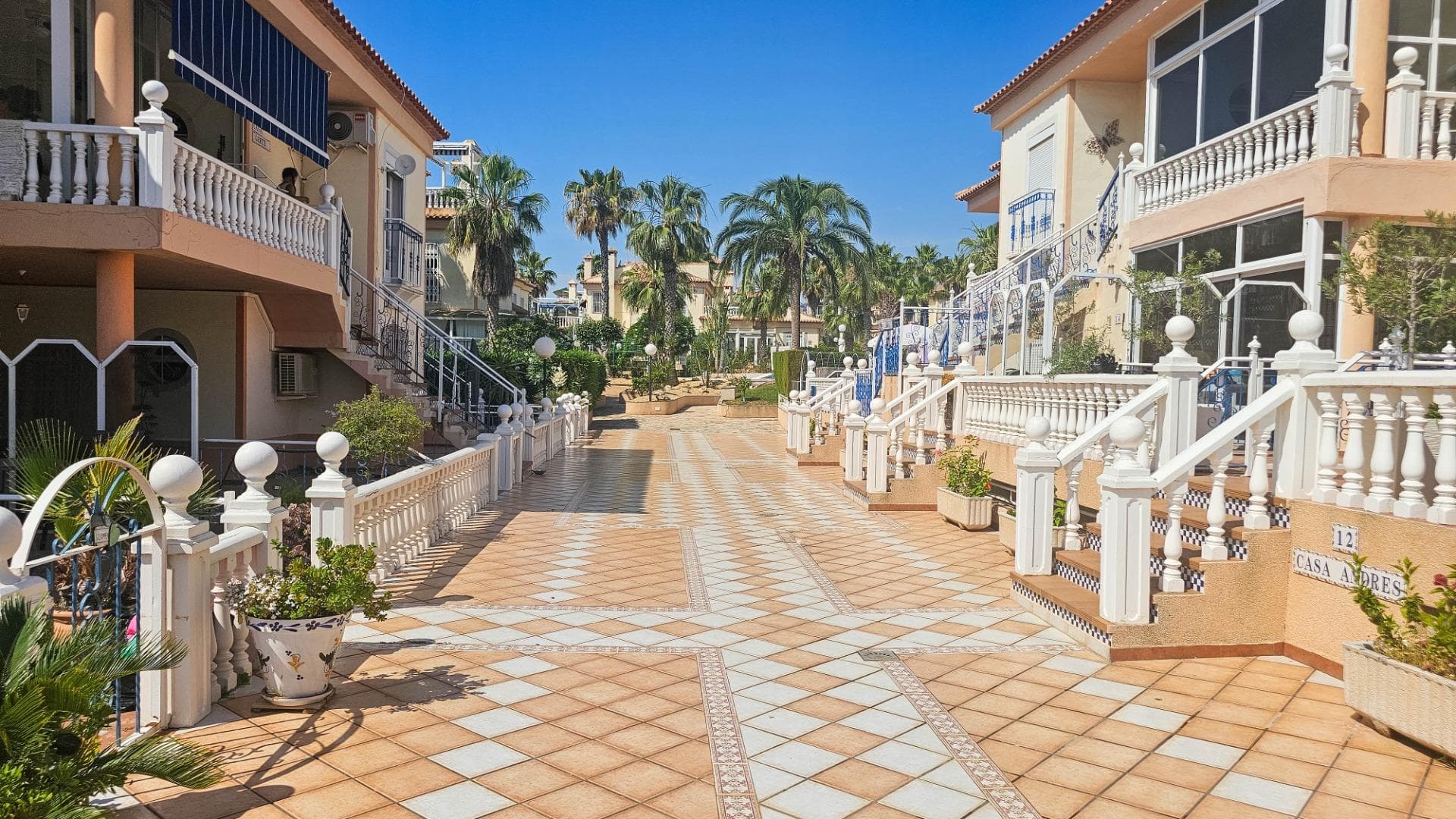 For sale is a two-bedroom bungalow with a large entrance terrace, air conditioning, sea views, and a tourist license in the gated community of "La Fuente," featuring a picturesque pool, palm trees, and a park on Calle Sagra in Los Altos, Torrevieja. The bungalow offers 70 m² of living space and consists of a spacious living room with an open kitchen island, two separate bedrooms with mirrored wardrobes, and a spacious full-size bathroom. It is sold fully furnished, including all appliances, household items, and utensils. The windows offer stunning sea views. The bungalow is located just 1,500 meters from the sea, in a quiet location with a beautifully landscaped Mediterranean garden. A full tourist license is included – ready to rent out from day one. A direct bus route connects the house to the Torrevieja promenade and nearby sandy beaches. Ideal as a holiday home or a profitable investment. Price: €176,000 for move-in or move-out rentals.
