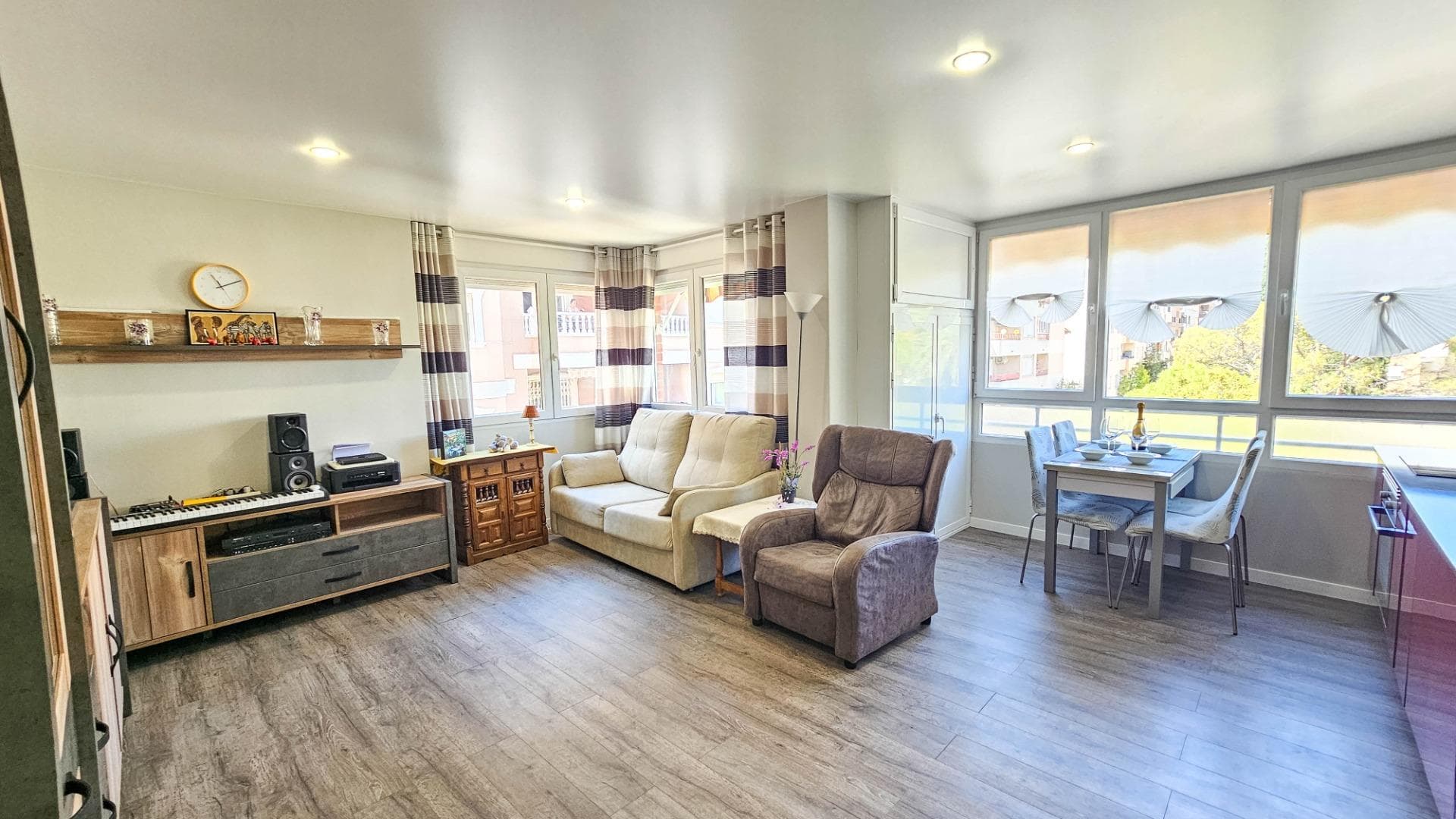 Discover this beautiful fully renovated apartment located just 200 metres from the famous Playa del Cura, in one of the most sought-after areas of Torrevieja. The property is situated on the third floor and features 2 bedrooms, 1 modern bathroom with underfloor heating, a spacious living-dining room, and a functional kitchen. Thanks to its south-facing orientation, it enjoys abundant natural light throughout the year, creating a warm and welcoming atmosphere. Its main advantages include a centrally installed air-conditioning system throughout the apartment, a complete renovation carried out with quality materials, and pleasant unobstructed views over the park with no buildings directly in front. Located on Calle Galeón, in an area with all amenities within walking distance: supermarkets, restaurants, cafés, public transport, and, of course, the beach just a few minutes away on foot. An excellent opportunity as a permanent residence or to enjoy holidays by the sea in a move-in-ready home.