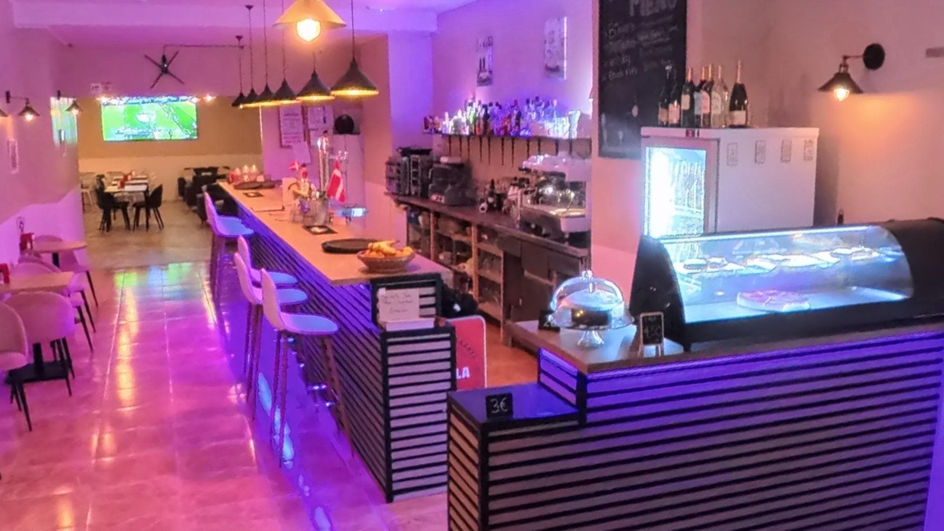 An opportunity to acquire a fully operational hospitality business in Torrevieja. The premises offer approximately 200 m² of interior space, plus a licensed 22 m² terrace (paid year-round) and a private garage — a rare combination in this area. Key features: • Fully equipped professional bar • Modern and separate lounge area • Dedicated dining / seating section • Two renovated bathrooms • Storage and back-of-house space • Equipment included • Licensed opening hours until 01:30–02:00 in season Approximate monthly rent: €650, highly competitive for this size and setup. Business currently operating and ready to continue from day one. Transfer price: €109,000 (negotiable) Serious inquiries only.