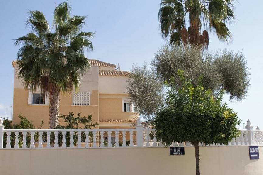 This magnificent villa is located in a privileged area of Torrevieja, offering stunning open views of the Salt Lake. The property sits on a spacious 580 m² plot with south orientation, ensuring natural light all day. It features 6 bedrooms and 5 bathrooms, several en suite. In excellent condition, it also offers great potential for customization: add a private pool, refresh with new furniture, and easily turn it into a true luxury home. Ideal for families seeking comfort and space, or as a high-return investment through Airbnb.