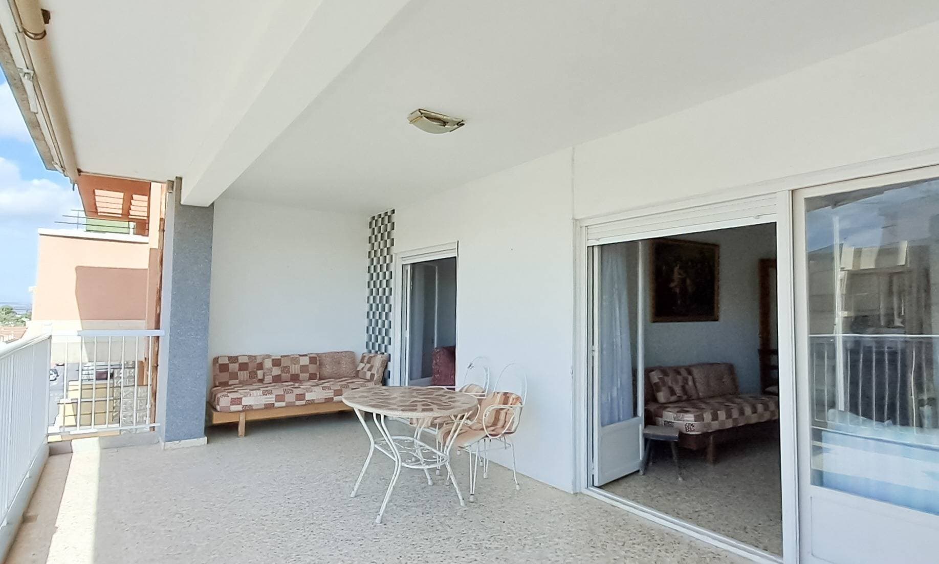 *no elevator* 3-bedroom, 2-bathroom apartment located only 80 meters from the beach, offering spectacular sea and mountain views. It features a spacious 20 m² terrace, perfect for enjoying the sun and fresh air all year round. Thanks to its orientation and large windows, the property is very bright and welcoming. The apartment requires partial renovation, allowing you to adapt it to your taste and easily increase its value. With its excellent location and features, it is an ideal option both as a holiday home and as a profitable investment. A privileged setting where tranquility, proximity to the sea, and views combine in a home full of potential.