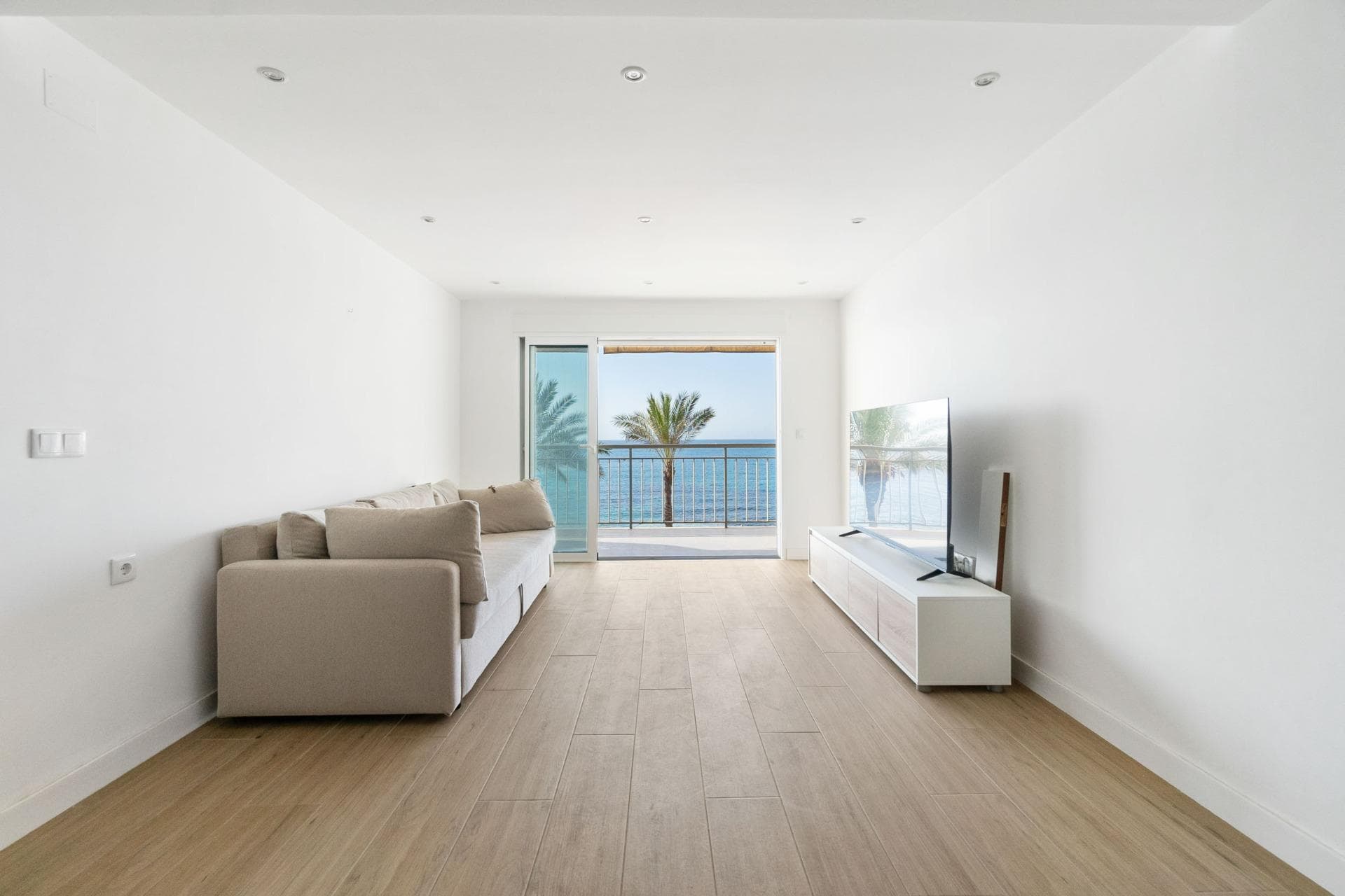 Spectacular apartment for sale with front views of Playa del Cura A unique opportunity! This spacious and bright apartment, ideal for families or sharing with friends, is now for sale. It features 4 bedrooms and 2 bathrooms and has been completely renovated using high-quality materials to ensure a modern and comfortable environment. The double-glazed Climalit windows guarantee excellent thermal and acoustic insulation, providing tranquility and comfort throughout the year. It boasts two large terraces, each approximately 12m², perfect for enjoying the outdoors and relaxing. One of the terraces offers stunning frontal views of the sea and the beautiful Playa del Cura, creating a privileged space to enjoy the coastal environment. The kitchen is independent and fully equipped, ready for you to prepare your favorite dishes with comfort and style. Apartment features: - Area: 110m² - Bedrooms: 4 - Bathrooms: 2 - Terraces: 2 (approximately 12m² each) - Views: Front views of the sea and Playa del Cura - Kitchen: Independent and fully equipped - Renovation: Recently done with high-quality materials - Windows: Double-glazed Climalit Don’t miss this opportunity to acquire an apartment in a privileged environment with all the amenities this wonderful place has to offer. Contact us for more information and to schedule a visit!