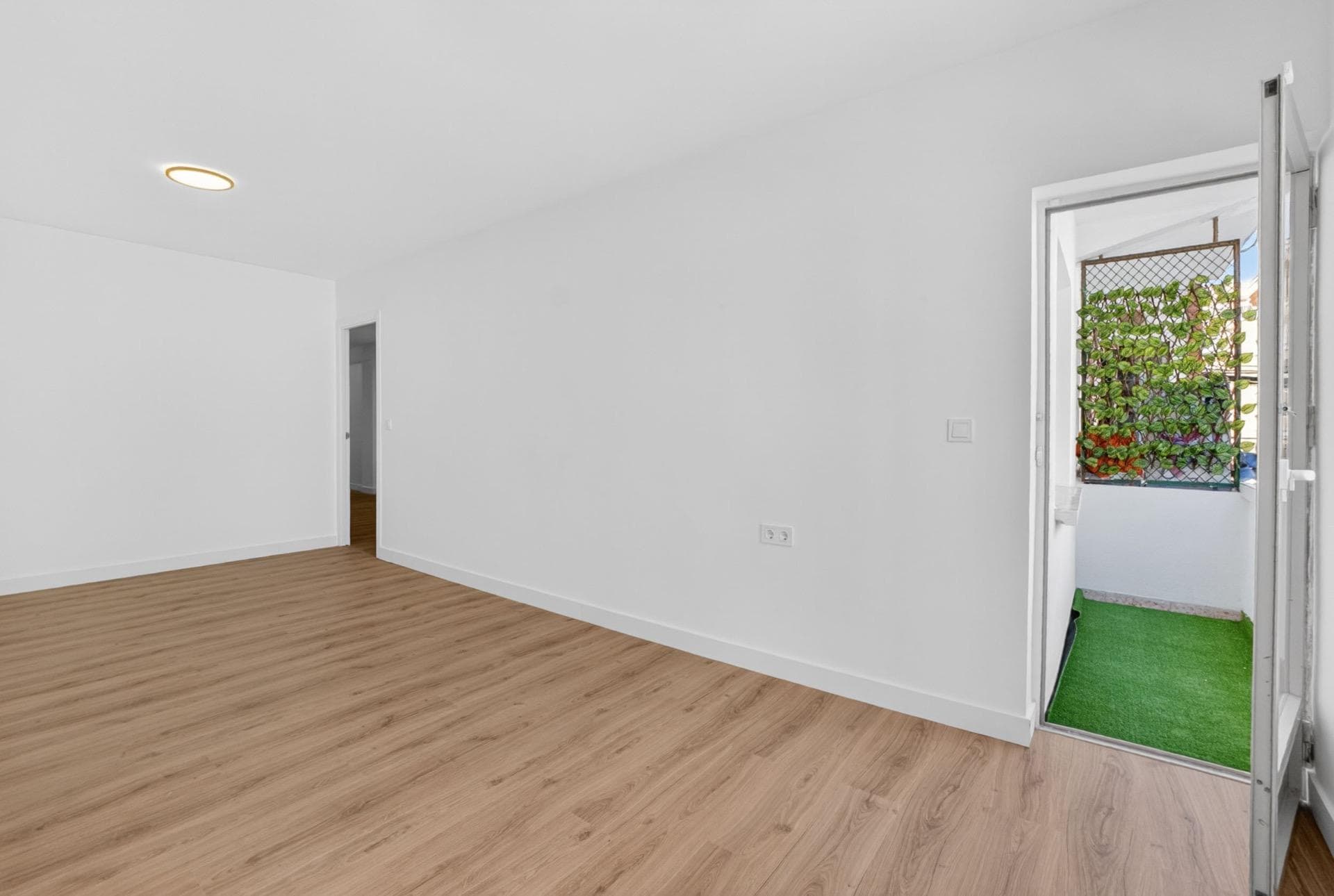 Renovated 3-bedroom apartment in Torrevieja Fully renovated apartment for sale in Torrevieja, located on the first floor without lift, ideal for those looking for a modern property ready to move into without the need for any renovation work. The property stands out for its modern design and excellent use of space. Upon entering, we find a bright and spacious living-dining area with an open-plan kitchen and central island, creating a comfortable, modern and functional space, perfect for both everyday living and entertaining family or friends. The kitchen has been completely renovated and features modern furniture, a separate laundry area and access to a terrace. The apartment offers 3 bedrooms, 1 full bathroom, wood-effect flooring throughout the property, LED lighting, renovated doors, updated electrical installation and a security entrance door. The renovation combines a modern and welcoming style, with light tones and contemporary materials that provide brightness and a greater sense of space throughout the home. Located in an area close to all services, supermarkets, shops, public transport and just a few minutes from the main areas of Torrevieja. A perfect property both as a permanent residence or as an investment opportunity, with a modern renovation that is hard to find in this type of property.