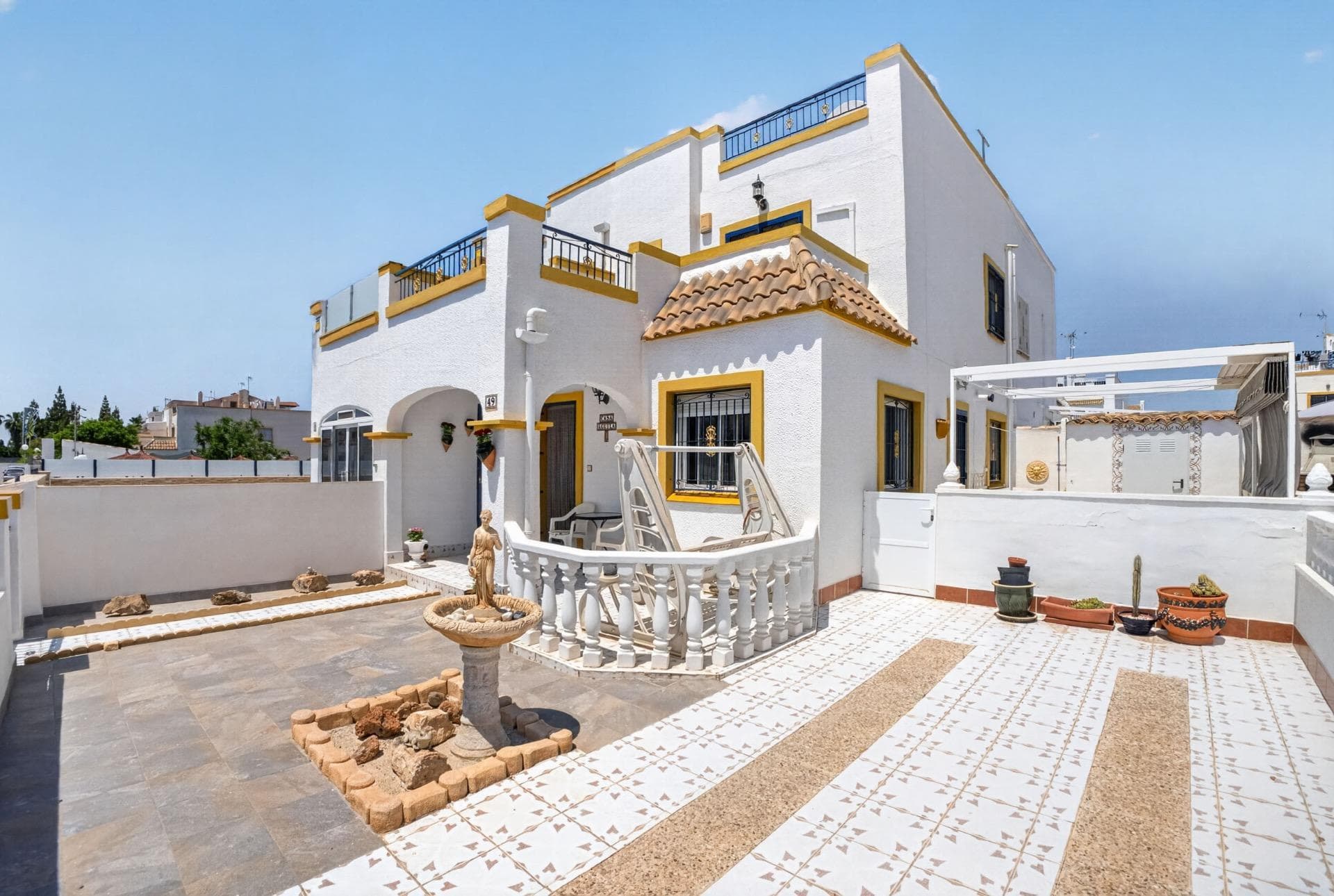Townhouse for sale with south-facing orientation, tiled garden, private solarium and communal pool This fully furnished townhouse is located on a wide street, a very practical advantage that makes access easier and offers more comfort when it comes to parking. The property is distributed over several floors. On the ground floor, there is a bright and spacious living-dining room, an independent kitchen, one bedroom and a full bathroom. From this same level, there is access to a pleasant L-shaped tiled garden, ideal for enjoying the outdoor space, with an exterior dining area, gas barbecue included and a storage room. On the first floor, the property offers two further bedrooms, a full bathroom and an additional terrace, perfect as a relaxing area or for sunbathing. On the upper floor, there is a good-sized private solarium with open views and plenty of possibilities. The property has a south-facing orientation, enjoying sun from the morning until midday, making it a bright and pleasant home throughout the year. The residential complex also benefits from a communal swimming pool, a spacious and well-kept area where you can enjoy the Mediterranean lifestyle. A very complete property, ideal both for year-round living and as a second home on the coast.