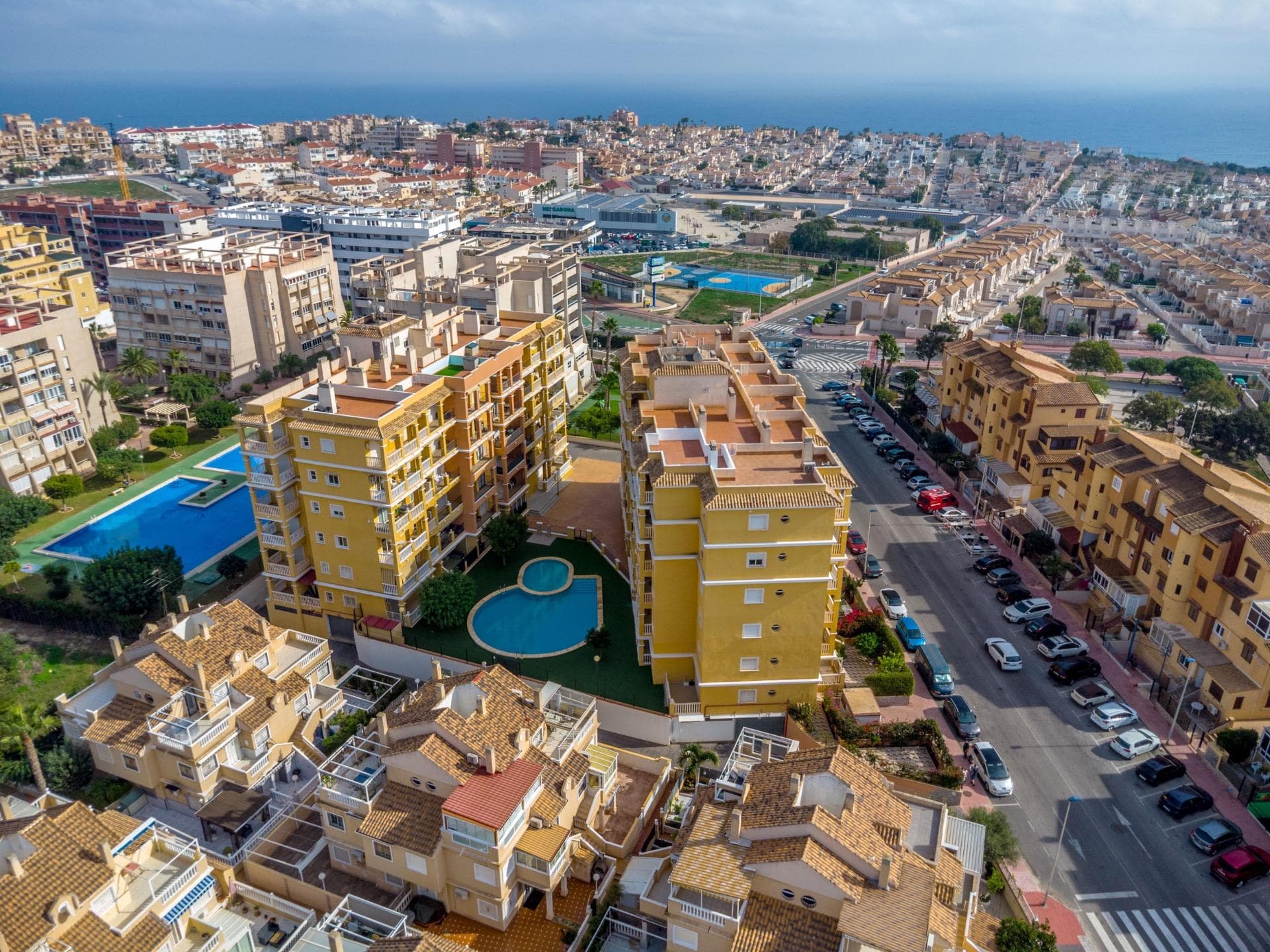 Penthouse with terrace, private solarium and open views in Torreblanca, Torrevieja We present this penthouse located in Torreblanca, one of the most sought-after areas of Torrevieja, known for its peaceful atmosphere, good connections and proximity to all essential services. The property offers 2 bedrooms, 1 full bathroom with bathtub, and a practical living room with open-plan kitchen. From the living area there is access to a terrace of approximately 10 m², perfect for enjoying the Mediterranean climate. One of the main highlights of this property is its private solarium, exclusively available for the penthouses in the residential complex, with each penthouse having its own independent space. The property also enjoys very open views, creating a pleasant feeling of space and natural light. The residential complex offers a communal swimming pool and well-maintained common areas, making this property an excellent option as a permanent home, holiday residence or rental investment. Main features: 2 bedrooms 1 full bathroom with bathtub Living room with open-plan kitchen Terrace of approximately 10 m² Private independent solarium Very open views Communal swimming pool Torreblanca area, Torrevieja Close to services, supermarkets and leisure areas A practical and bright property with excellent outdoor spaces in one of the best areas of Torrevieja.