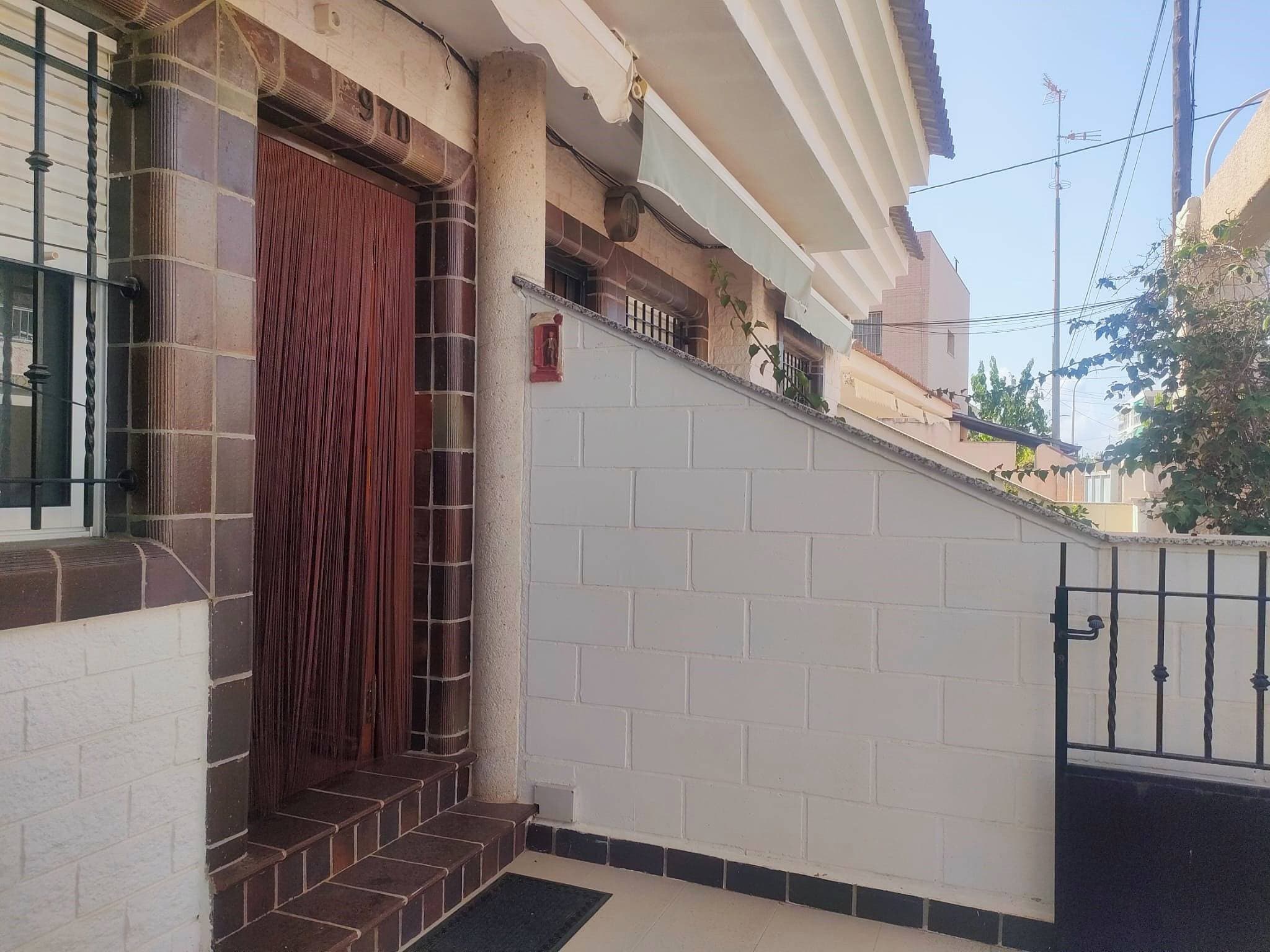 Lovely duplex in Pilar de la Horadada area La Torre de la Horadada, 400 m. from the beach. It consists of 4 double bedrooms, with an attic room that you can enable for an office or another room, even a playroom if you have a family. This magnificent property is ready to move in, with its equipped kitchen. It has a terrace both outside and an interior patio and a balcony where you can sunbathe upstairs. Some extras: water, air conditioning, fitted closets, balcony, bright, furniture, patio, TV, terrace, buses, trees, shopping centers, parks, supermarkets and playgrounds. Come and visit it and enjoy your place of residence on the beach for the whole year in a unique area!!! Translated with DeepL.com (free version)