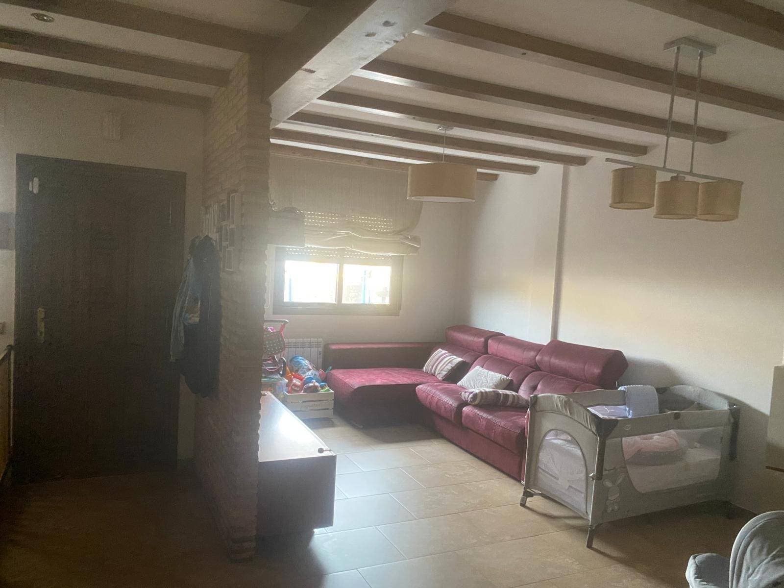 This well-maintained home, just 3000 meters from the beach, provides an ideal space for family living with 3 double bedrooms, one single bedroom, 3 full bathrooms, and an additional guest toilet, ensuring comfort and functionality for all household members. The property features a fully equipped kitchen and high-quality finishes, such as interior wood carpentry and gres floors, while the exterior carpentry is aluminum with climalit windows for optimal thermal and acoustic insulation. Its northern orientation provides freshness during the warm months and balanced lighting in every room. Among the extras, this house offers air conditioning and heating, built-in wardrobes in all bedrooms, an en-suite bathroom, and a hydromassage and jacuzzi area ideal for relaxation. The property is also sold furnished with a television system installed. Additionally, it has a spacious patio, a large terrace with open views, high ceilings for a sense of added space, and a basement that provides extra storage. Security is a priority with its reinforced door, and the included garage makes parking convenient. Located in a central area, the home is surrounded by medical centers, schools, supermarkets, parks, and children’s play areas. With its proximity to the coast, this residence offers the perfect combination of comfort, location, and a relaxed lifestyle.