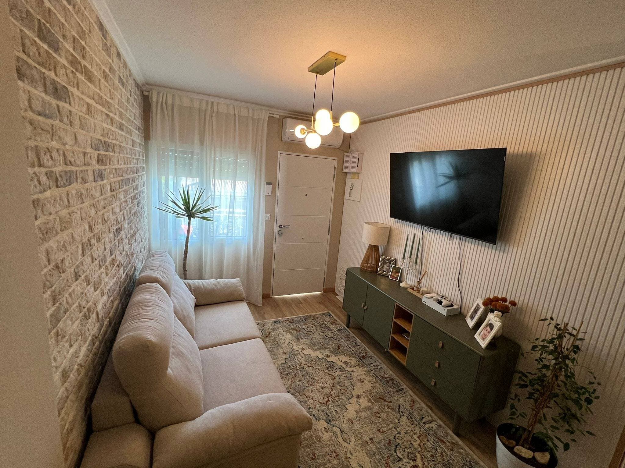 A beautiful apartment is for sale in Pilar de la Horadada, located in the charming area of La Torre de la Horadada. With a surface area of 84 m² and just 300 meters from the beach, this property offers a comfortable and relaxed lifestyle. It features three spacious double bedrooms, a full bathroom, and a fully equipped kitchen. Its south-facing orientation ensures excellent natural light throughout the day, and the PVC exterior carpentry with climalit guarantees a cozy and well-insulated environment. Highlights include running water, centralized air conditioning, an alarm system, built-in wardrobes, a balcony with views, central heating, a practical pantry, and included furniture. Additionally, it comes with a reinforced door for extra security, a television, and a strategic location close to essential services such as buses, green areas, shopping centers, schools, hospitals, and supermarkets. It is also perfect for nature enthusiasts, golf lovers, and outdoor activities due to its proximity to parks, children's areas, and the coast. With open and sea views, this home is ideal for enjoying an exceptional quality of life.