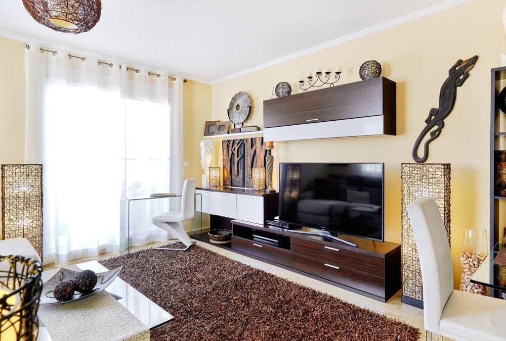 🏡 Apartment with Pool and Terrace in Altos de Campoamor – Orihuela Costa 🌊✨ 📍 Unbeatable location: Located in Altos de Campoamor, in Orihuela Costa, a quiet and well-connected area, surrounded by nature and all essential services. ✨ Property features: ✔️ 66 m² of surface area – Well-distributed and functional spaces. ✔️ 20 m² of living space – Spacious, comfortable, and with plenty of natural light. ✔️ 3 bedrooms – 2 doubles and 1 single, ideal for families or guests. ✔️ 2 full bathrooms – Modern and functional. ✔️ Fully equipped kitchen – Ready to use. ✔️ Property ready to move into – No renovations required. ✔️ Interior woodwork and single-layer glass flooring – Design and quality. ✔️ Southeast orientation – Natural light throughout the day. ✔️ Double-glazed exterior woodwork – Improved thermal and acoustic insulation. 🔹 Extras and amenities: ✅ Central air conditioning and pre-installed AC/DC. ✅ Built-in wardrobes – Space and organization. ✅ Elevator and PRM access – Comfort and accessibility. ✅ Communal pool and solarium – Relax and enjoy the good weather. ✅ Balcony and terrace – Ideal outdoor spaces to unwind. ✅ Laundry room – More convenience for everyday life. ✅ Fully furnished – Ready to move in! 🚀 Location and surroundings: 📍 A busy area, well connected and close to everything. 🚌 Public transport with stops nearby. 🌳 Surrounded by parks and green areas. 🏥 Close to hospitals and medical centers. 🏫 Close to schools and shopping centers. ⛳ Just minutes from golf courses and the coast. 🛍️ Supermarkets and shops nearby. 👨‍👩‍👧 Playgrounds ideal for the little ones. 💰 Community fees: only €65/month. ✨ An ideal home to enjoy the Orihuela Costa with all the amenities! 🌞🏡 📞 Contact us for more information or a viewing. 📩