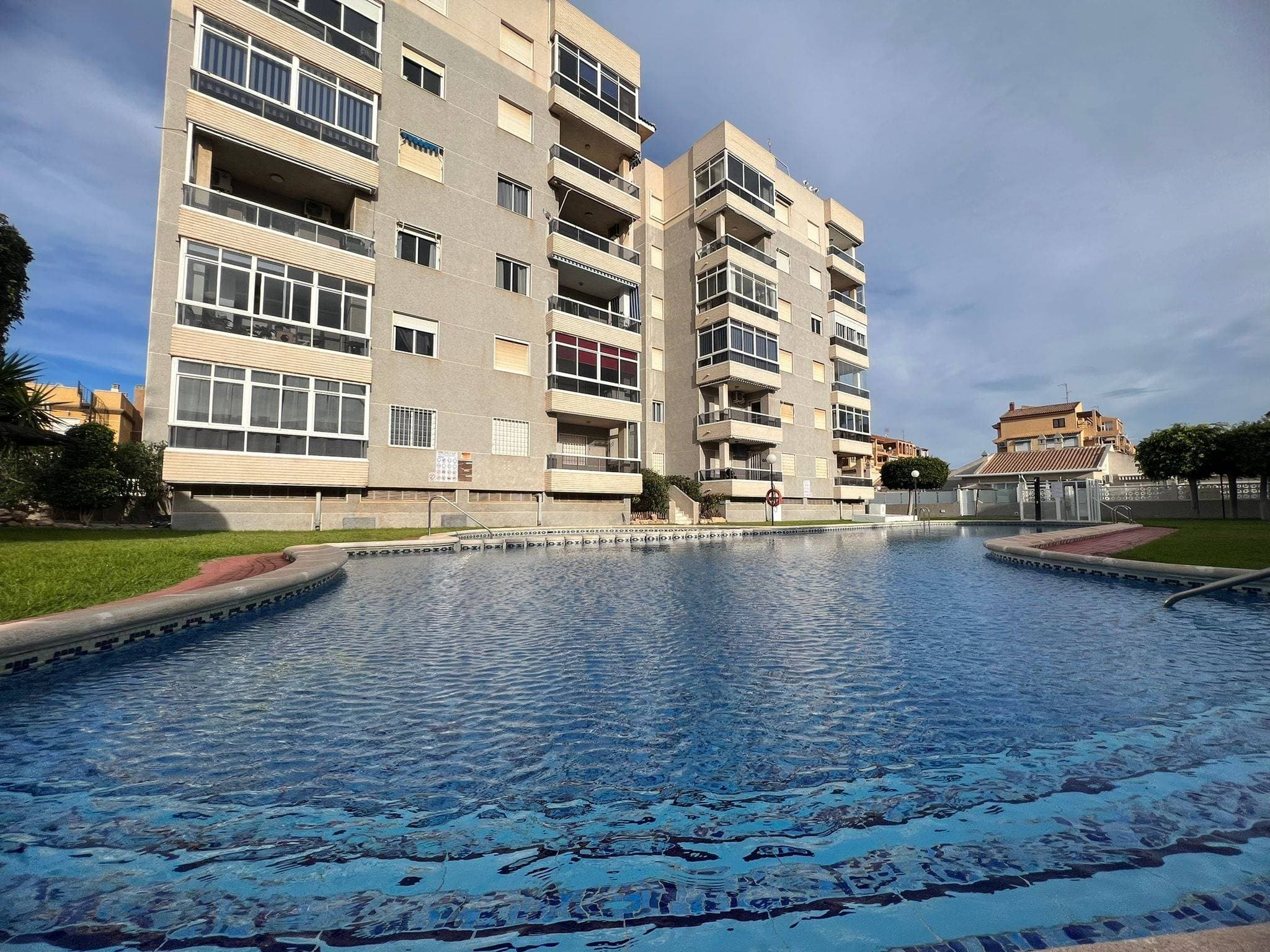 Discover this charming duplex located in the peaceful city of Orihuela, specifically in the sought-after Los Balcones and Los Altos area. 🏡 With an attractive price of just €159,999, this property boasts a built area of ​​89 m² and a usable area of ​​57 m², perfect for enjoying everyday comfort. Its southwest orientation guarantees natural light throughout the day ☀️. Just 2 km from the sea 🌊, you'll have quick access to the most beautiful beaches. The property features two spacious double bedrooms 🛌 and a full bathroom 🚿, ideal for families or couples seeking comfort without sacrificing modern style. All rooms are exterior-facing, allowing you to enjoy unobstructed views from your private terrace 🍃. Among the many extras is a communal swimming pool 💦, perfect for cooling off in the summer; It's also surrounded by children's play areas 👶🏼 where your little ones can play freely and walk to nearby schools 📚. You'll also find hospitals ⚕️ and shopping centers 🛍️ nearby. There are also excellent public transport connections 🚎. Don't miss this unique opportunity! Book your visit today.