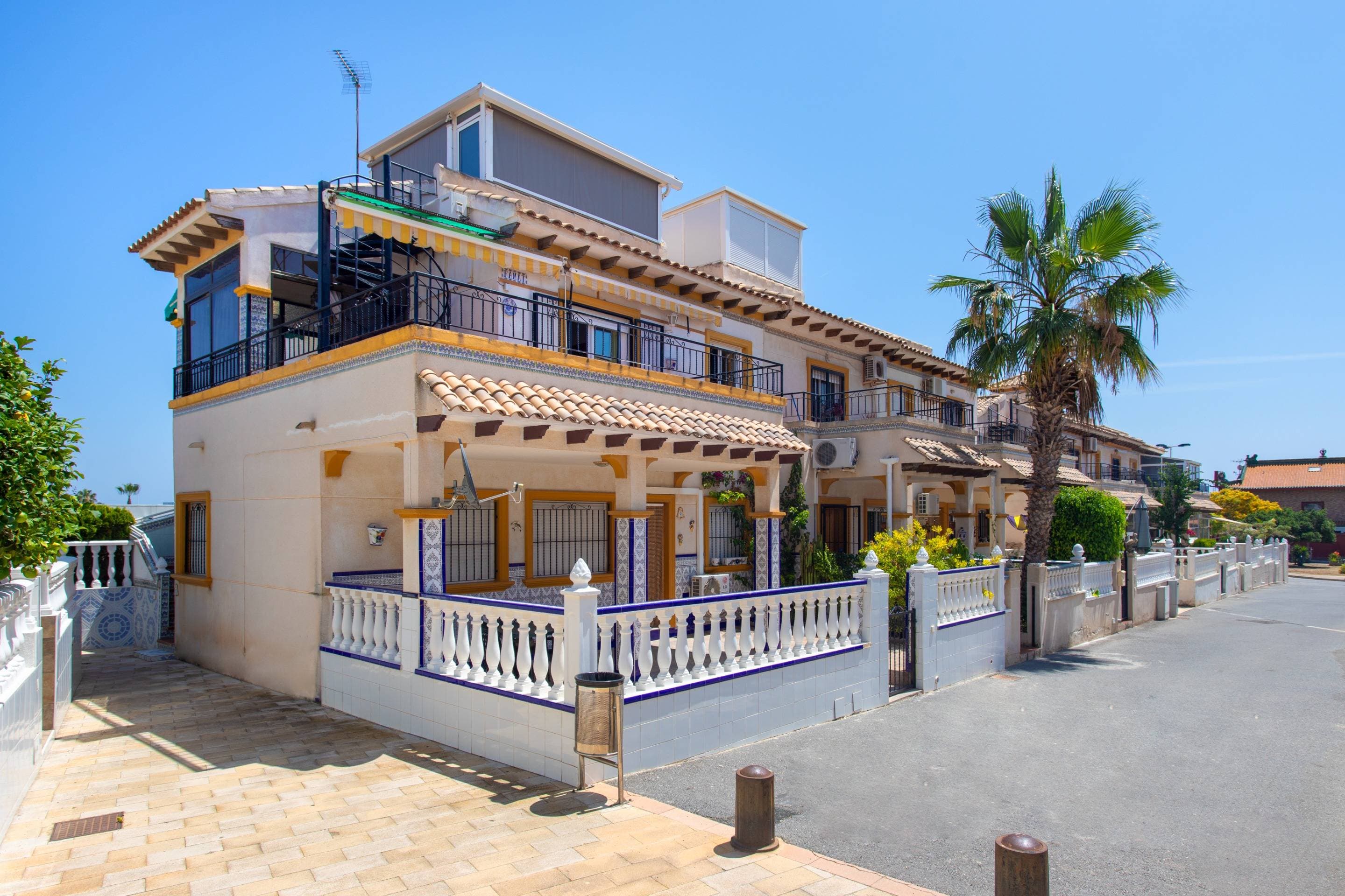 Discover your new home in Orihuela Costa! 🌞 This cozy semi-detached bungalow, located in the exclusive Zeniamar-Horizonte-La Campana area, offers an excellent opportunity to enjoy the Mediterranean climate and lifestyle. Priced at an attractive €188,700, this property boasts a constructed area of ​​113 m² and a usable area of ​​approximately 100 m². 🏡✨ The property is in good condition and south-facing, guaranteeing plenty of natural light throughout the day. Just 700 meters from the sea 🌊, you can enjoy the beautiful nearby beaches. It features one double bedroom and one single bedroom, ideal for entertaining guests or creating that extra space you've been longing for. It also includes a fully functional bathroom 🚿. This bungalow boasts a spacious terrace, perfect for relaxing in the sun ☀️, and includes access to a communal swimming pool 🎉 within a peaceful, tree-lined residential complex 🍃. The location is unbeatable; nearby you'll find public buses 🚌, shopping centers 🛍️, schools 📚, and hospitals ⚕️, as well as children's play areas where your little ones can play safely 👶👧🏽💖. Don't miss this unique opportunity 💼 to live here; contact us today!