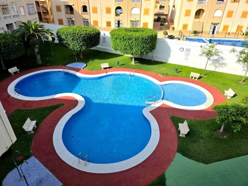 Discover this charming penthouse located in the sought-after Acequión area of ​​Torrevieja. With an attractive price of €167,200, this property offers a built area of ​​60 m² and a usable area of ​​56 m², perfect for those seeking both comfort and style 🌅. Its southwest orientation allows you to enjoy the sun for much of the day ☀️. The home features three double bedrooms, ideal for families or as extra space 🛏️, plus a single room that can be used as an office or multipurpose room 📚. The bathroom is fully equipped 🔧, and there is no additional toilet. A standout feature is its location just 300 meters from the sea, where you can enjoy unforgettable days by the beach 🌊🏖️. Extras include a communal swimming pool 💦, perfect for cooling off during the warm Spanish summers; All rooms are exterior-facing, providing abundant natural light ✨ and panoramic views from your terrace 🍃🌄. Proximity to buses 🚍 makes public transport easily accessible, while shopping centers 🛒, schools 🎓, and medical facilities 👩‍⚕ make this property even more attractive. There are also nearby children's play areas perfect for your little ones 🤸‍♂️. This move-in ready home represents a unique opportunity, whether you're looking for a permanent residence or a real estate investment.