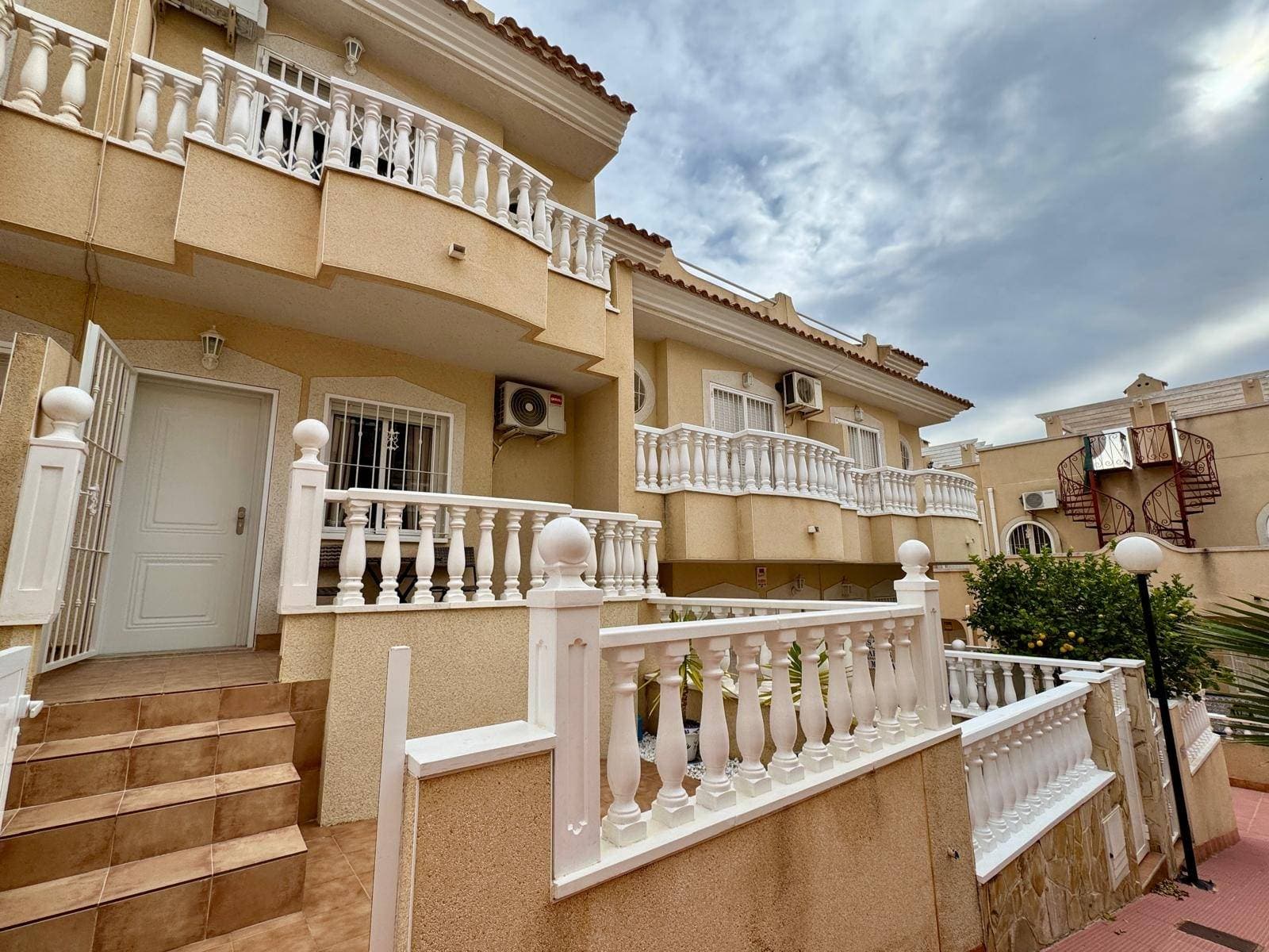Discover this charming ground-floor apartment, located in the quiet and sought-after Las Filipinas area of ​​Villamartín. 🏡 With a built area of ​​80 m² and a usable area of ​​74 m², this renovated property offers a welcoming space ideal for enjoying the Mediterranean climate. ☀️ Facing southwest, you can appreciate wonderful views while soaking up the sun on your private terrace. 🌅 The apartment features one double bedroom and one single bedroom, perfectly suited to your family's needs or as an attractive holiday rental. It also has a full bathroom along with an additional toilet for added convenience. Additional features include private parking 🚗, access to a communal swimming pool 🏊‍♂️ and amenities within a gated community surrounded by trees 🍃, children's play areas 👶🏼 suitable for little ones, and proximity to schools 🎒, hospitals 🏥, and shopping centers 📍. All this, located just 4000 meters from the sea 🌊, makes it the perfect place whether you are looking for permanent residence or real estate investment.