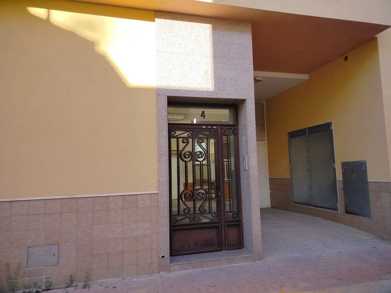Discover this charming apartment located in the sought-after area of ​​San Pedro del Pinatar, at an attractive price of just €125,000. With a constructed area of ​​76 m² and a usable area of ​​67 m², this property offers everything you need to move in immediately. The apartment features two double bedrooms, providing ideal space for families or as a holiday investment. Enjoy its modern amenities, including a spacious, bright living room thanks to its northwest orientation and direct access to the outdoors, surrounded by trees that add a touch of freshness to the surroundings. It also includes important extras such as a reinforced security door and a private storage room where you can organize your belongings with ease. The location is unbeatable: you'll have easy access to public transport via nearby buses, as well as proximity to children's play areas, perfect if you have young children or plan to enjoy family leisure time. Don't miss this unique opportunity to acquire this wonderful apartment, perfect for permanent residence and enjoying the Mediterranean climate. Contact us today!