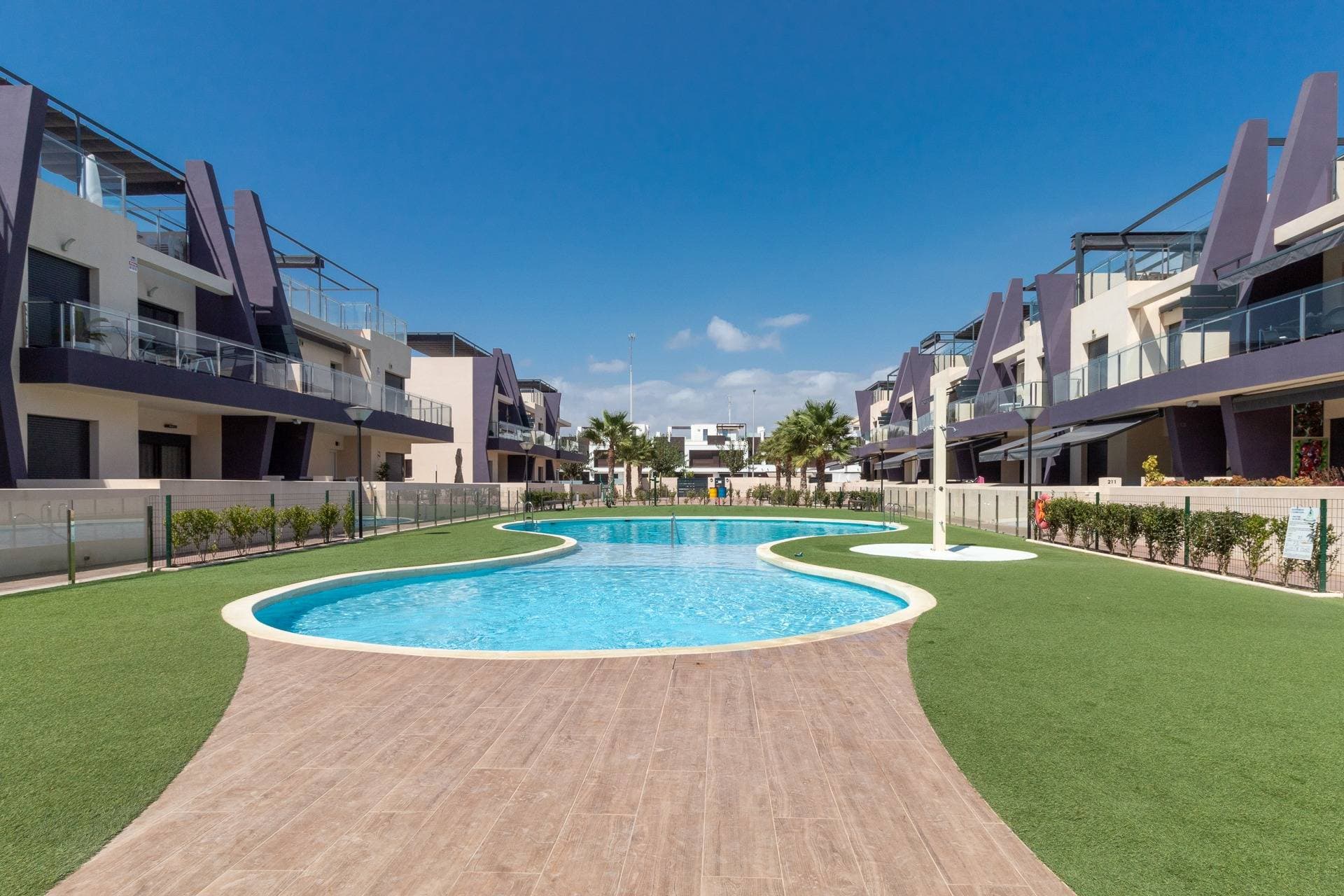 Discover this spectacular duplex penthouse in La Torre de la Horadada, just 200 meters from the sea 🌊. With a constructed area of ​​95 m² and a usable area of ​​70 m², this property is ready to move into 🏡. Enjoy its two spacious double bedrooms and two fully equipped bathrooms 🚿. The property is located in a private residential complex that offers a swimming pool 💦 and children's play areas, ideal for families 👨‍👩‍👧‍👦. It also features sunny terraces where you can relax while enjoying the views ☀️🌳. Surrounded by lush trees 🍃, you'll have easy access to shopping centers 🛍️, schools 📚, and even hospitals 🏥 near the metropolitan area 🎉. Don't miss this unique opportunity! This is the perfect home to enjoy Mediterranean style by the sea.