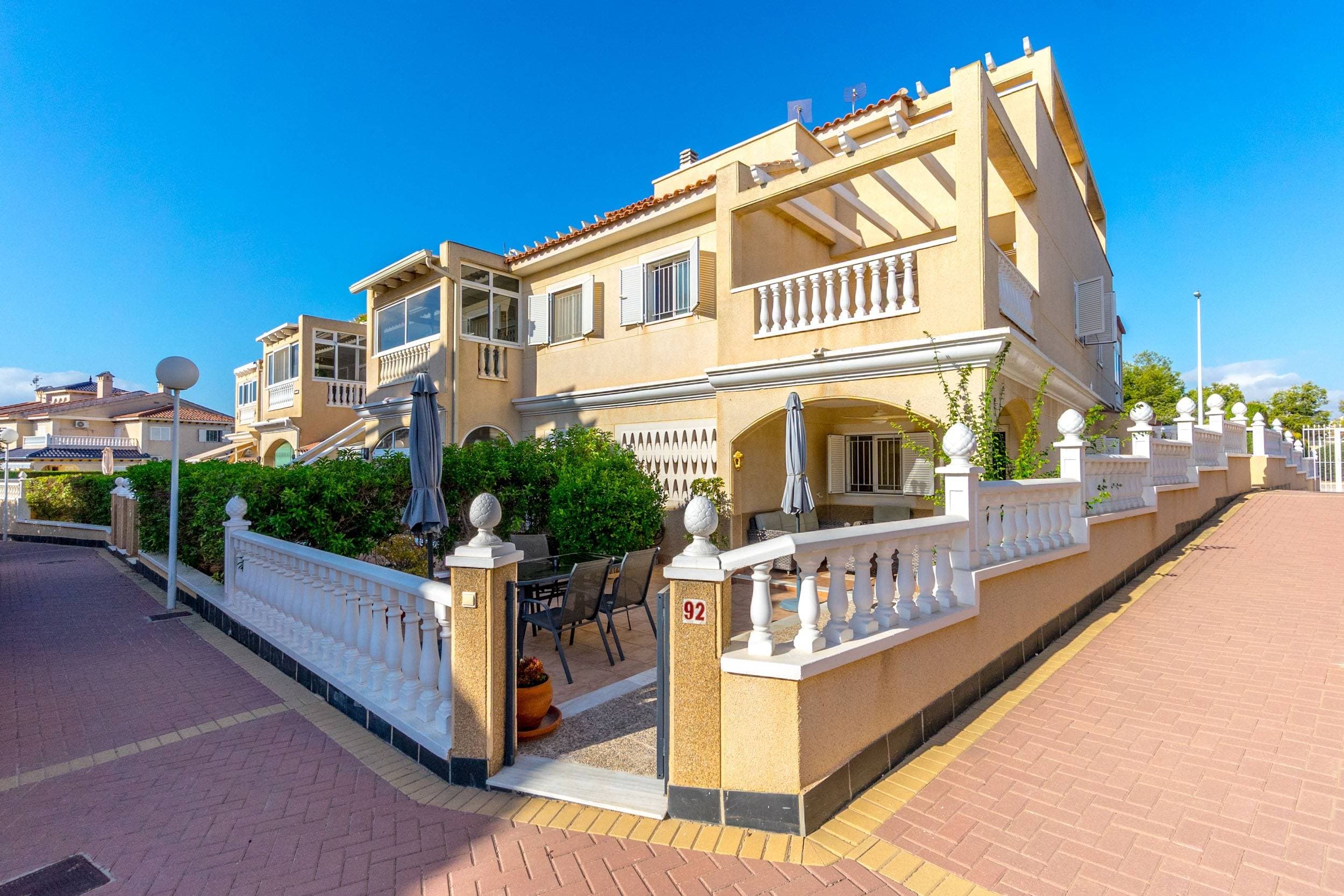Discover your new home in Orihuela Costa! 🏡 This spectacular duplex, located in the tranquil and sought-after Zeniamar area, is perfect for those seeking comfort and style. With a constructed area of ​​114.99 m², it features two spacious double bedrooms 🛌 and an all-exterior design that guarantees natural light throughout the day ☀️. The property is in excellent condition, ready to move into without the need for renovations. The complex offers wonderful communal spaces such as a swimming pool 🌊 where you can enjoy the Mediterranean climate with family and friends, as well as children's play areas ideal for the little ones 👶🏻👧🏽. Furthermore, you'll have direct access to nearby schools 🎓, hospitals 🚑, and bus stops 🚌, making your daily commute easier. Don't miss this unique opportunity for only €275,000 💰! Your new life awaits you here!