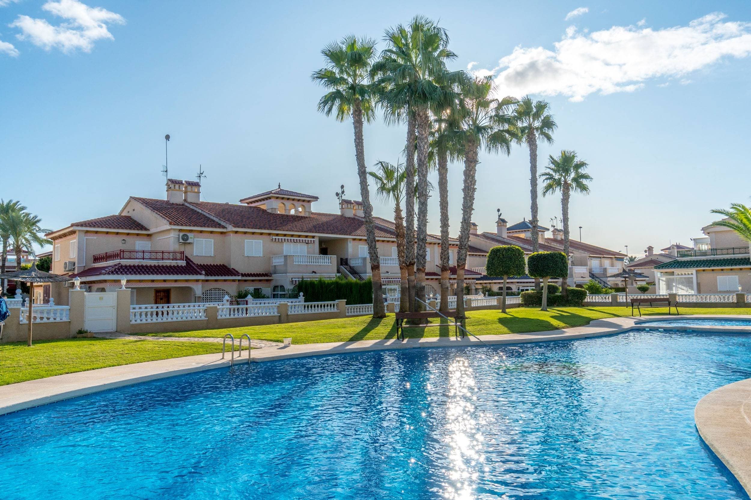Discover your new home in Orihuela Costa! 🏡 This spectacular duplex, located in the tranquil and sought-after Zeniamar area, is perfect for those seeking comfort and style. With a constructed area of ​​114.99 m², it features two spacious double bedrooms 🛌 and an all-exterior design that guarantees natural light throughout the day ☀️. The property is in excellent condition, ready to move into without the need for renovations. The complex offers wonderful communal spaces such as a swimming pool 🌊 where you can enjoy the Mediterranean climate with family and friends, as well as children's play areas ideal for the little ones 👶🏻👧🏽. Furthermore, you'll have direct access to nearby schools 🎓, hospitals 🚑, and bus stops 🚌, making your daily commute easier. Don't miss this unique opportunity for only €275,000 💰! Your new life awaits you here!