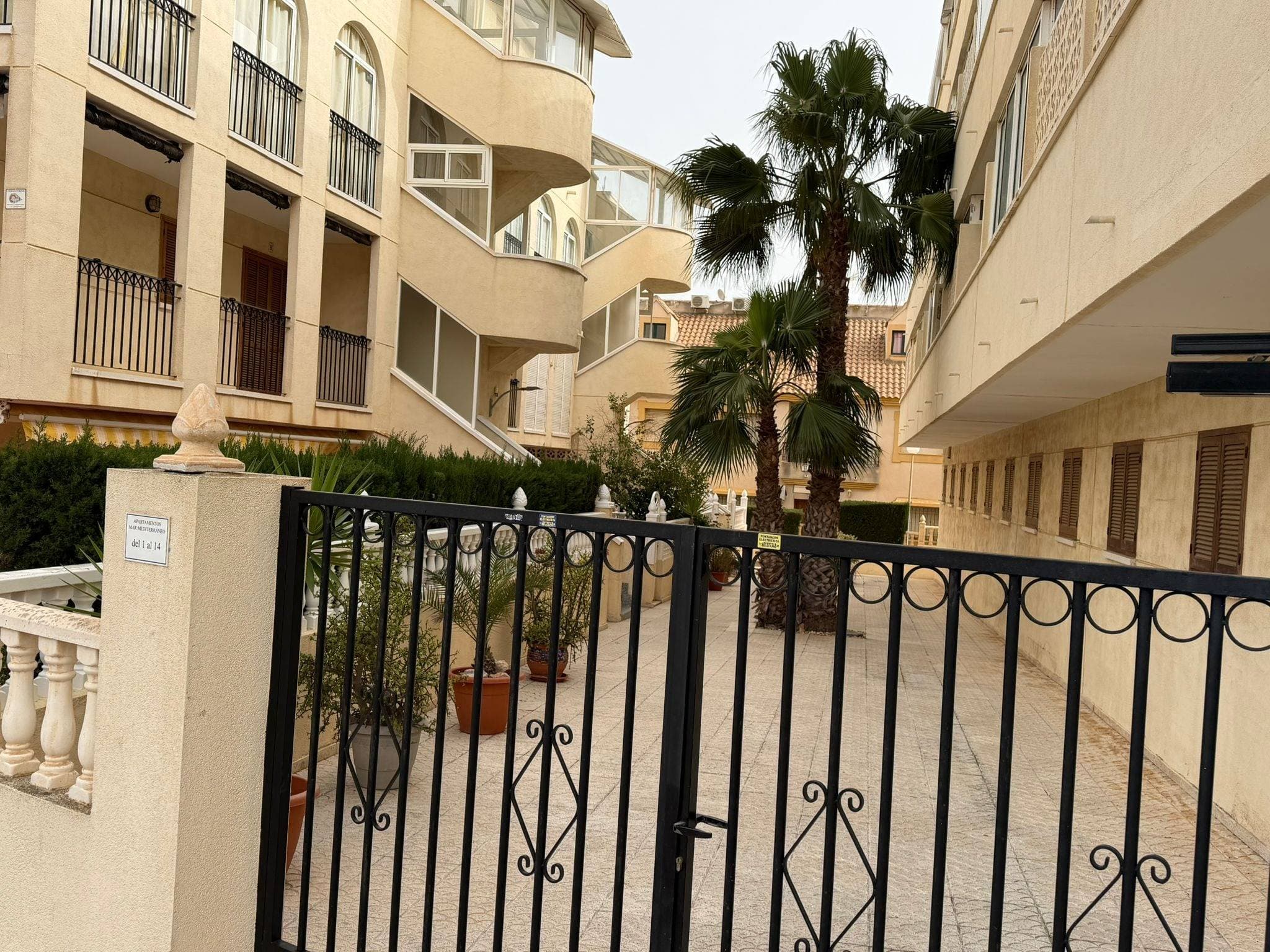 Discover this charming, renovated apartment in the La Regia area of ​​Orihuela Costa! 🏖️ With a built area of ​​57 m² and a usable area of ​​50 m², this property offers a cozy space ideal for enjoying the Spanish sunshine. ☀️ It features one double bedroom and one single bedroom, as well as a fully equipped bathroom. 🚿 The entire property is exterior-facing, guaranteeing plenty of natural light throughout the day. Located in a residential complex surrounded by trees 🌳 and children's play areas 🎠, you'll have access to all necessary amenities such as nearby buses 🚌, shopping centers 🛒, and schools 👩‍🏫. You can also enjoy pleasant views from your home while being just minutes from the Mediterranean Sea 🌊. This is undoubtedly the perfect opportunity to acquire your new home or real estate investment at the attractive price of €178,200.