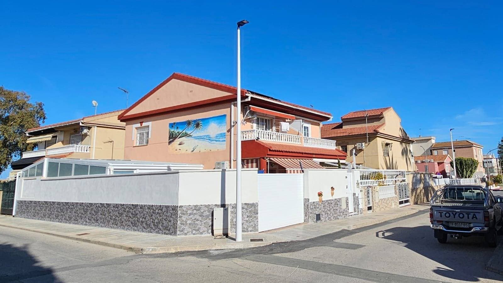 🌟Welcome to your new home! This stunning semi-detached duplex, located in the heart of Santiago de la Rivera, offers the perfect blend of comfort and style. 🏡 With an attractive price of €374,000, this property stands out for its modern design and exceptional functionality. The space boasts spacious rooms filled with natural light 🌞, perfect for enjoying unforgettable family moments. The kitchen is equipped with modern appliances 🍽️ that will make your days easier and more enjoyable. In addition, it features a private garden, ideal for relaxing or hosting outdoor gatherings 🎉. Located close to the town center 🚶‍♂️, where you'll find local shops, charming restaurants, and easy access to public transport 🚌; everything you need is just steps away. Don't miss this unique opportunity 💼: come and visit this wonderfully decorated duplex today!