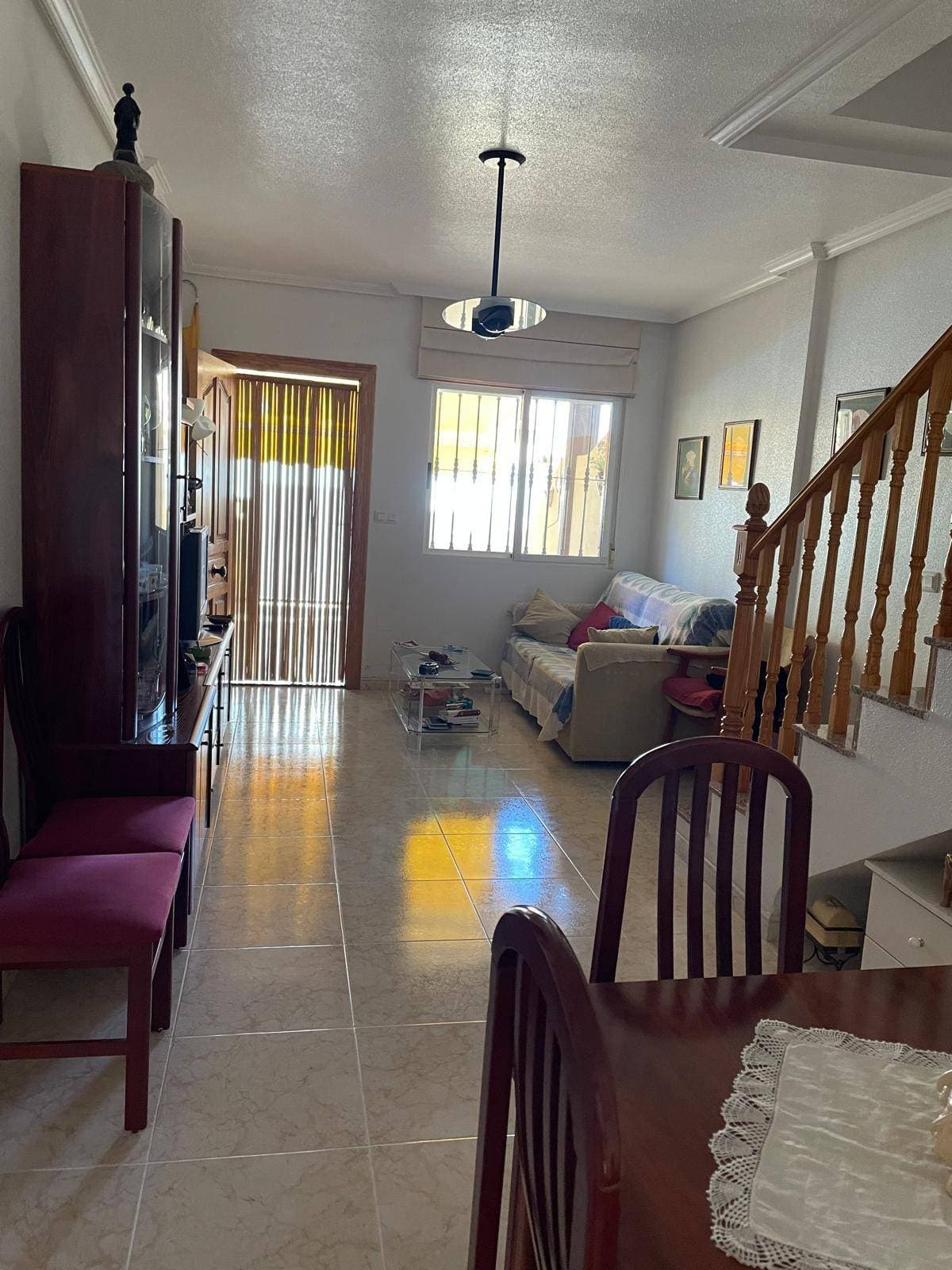 🌟 Discover this charming townhouse located in the heart of San Blas, Santiago de la Ribera. With an attractive price of just €170,000, this property is ideal for those seeking comfort and quality of life. 🏡 The house is in perfect condition and ready to move into immediately. Enjoy the sun and views from its spacious terrace while relaxing after a long day 🌅. With a functional layout that includes a double bedroom and a single bedroom, as well as two full bathrooms 🚿🛁, this home offers everything you need to meet your daily needs. Just 1000 meters from the sea 🌊, you can easily enjoy the wonderful Mediterranean climate and its nearby beaches. It also features private parking 🚗 within a secure gated community surrounded by green areas full of trees 🍃. The area is perfectly connected thanks to nearby buses 🚌, and you'll also have quick access to schools 🎓, shopping centers 🛍️, and medical facilities 👩‍⚕️ that make your daily life easier; there are also ideal children's play areas for families 👶👦🏻. Don't miss this opportunity! This bright and airy outdoor space is waiting to be your new home!