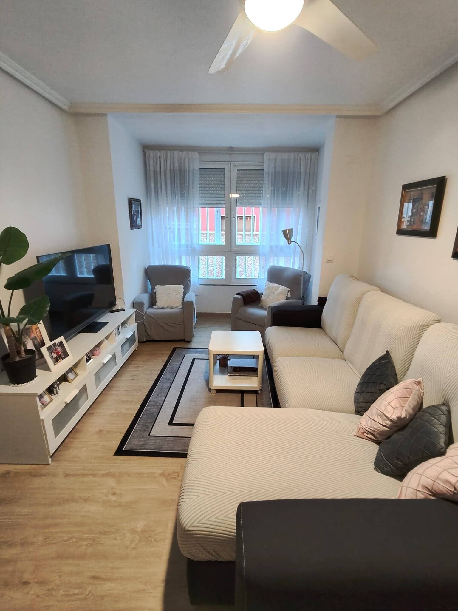 We present a magnificent apartment located in the heart of Santiago de la Ribera, just a short distance from the best beaches of the Mar Menor. With a total built area of ​​71 m² and an optimal layout that makes the most of every corner, this property is ideal for those seeking to enjoy the Mediterranean lifestyle with all the necessary amenities nearby. The area boasts excellent transport links thanks to nearby buses, as well as easy access to local schools and hospitals; making this property not only a welcoming home but also a practical one for families or individuals who value their daily well-being. Its competitive price of €143,000 offers an unbeatable opportunity for both investment and personal use.