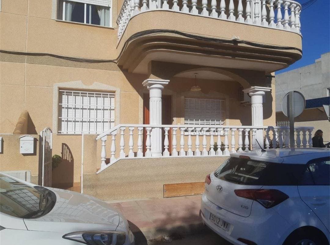 We present a magnificent ground-floor apartment located in the charming town of Torre Pacheco. This property boasts three spacious bedrooms, ideal for families or those seeking extra space. It features two bathrooms, offering comfort and privacy to its residents. The living room is bright and airy, providing the perfect atmosphere to relax after a long day. The kitchen is very spacious and includes a covered gallery, ideal for enjoying the surroundings even on cooler days. Designed with outdoor convenience in mind, this property offers access to a spacious 32 m² basement, where up to two cars can be conveniently parked, along with ample storage space. The thoughtful details make this home not only functional but also welcoming. Furthermore, it is strategically located near the town center and essential services such as schools, supermarkets, and public transport. If you are looking for quality of life combined with everyday luxury, please do not hesitate to contact us.