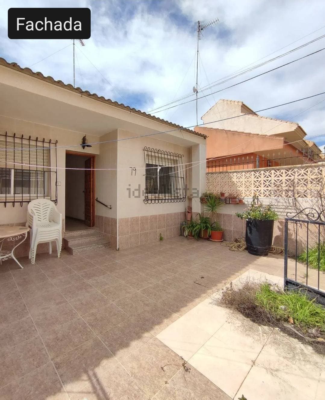 We present this semi-detached villa, perfectly located in the sought-after town of Lo Pagán. This property offers an excellent opportunity for those interested in renovating and personalizing their new home to their liking. The house boasts a functional design, with spacious and bright rooms, and is surrounded by essential amenities such as supermarkets, restaurants, and recreational areas. Just minutes from the Mar Menor, you can enjoy the nearby beaches year-round. Its strategic location guarantees easy access to public transport and main roads. Don't miss this unique opportunity for only €129,000, ideal for either a permanent residence or a holiday investment.