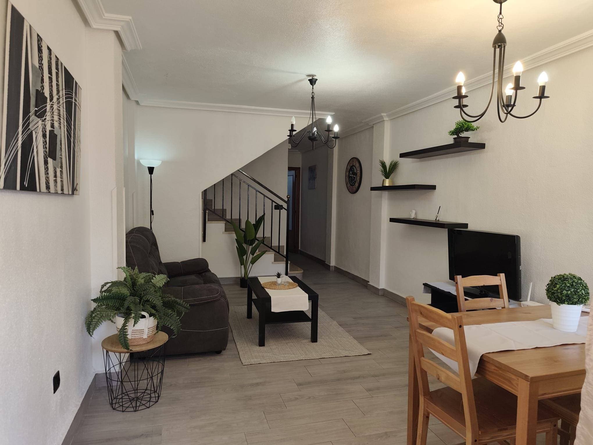 Discover this charming duplex located in San Pedro del Pinatar, just a few minutes' walk from the best beaches and the famous therapeutic mud baths of the Mar Menor. This property stands out for its welcoming and functional design, ideal for enjoying both during holidays and year-round. With spacious, bright rooms, it features a living-dining room that connects directly to a terrace where you can relax outdoors. The fully equipped kitchen has direct access to a private area perfect for family meals or gatherings with friends. Upstairs, you'll find two comfortable bedrooms with built-in wardrobes for added convenience, as well as a full bathroom with all the necessary amenities. The surroundings are peaceful yet close to all essential services: supermarkets, local restaurants, and sports facilities are easily accessible from your new home. Don't miss this unique opportunity; Mediterranean style awaits! Price: €174,000.