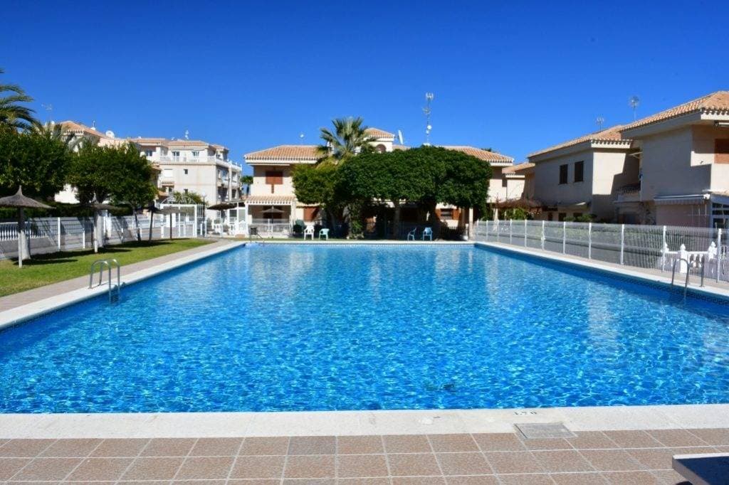 Discover this charming ground-floor bungalow located in the prestigious Playa Flamenca urbanization, Orihuela Costa. Competitively priced at €185,000, this property offers a built area of ​​72 m² and a usable area of ​​65 m², ideal for enjoying the Mediterranean climate. The property is in good condition and features a double bedroom and a single bedroom, providing comfortable accommodations for its residents. It also includes a well-equipped full bathroom. The location is exceptional; just 1000 meters from the sea, you can enjoy the beautiful local beaches to your heart's content. The property includes highly desirable extras: a communal swimming pool perfect for hot days, a private terrace for relaxing outdoors, and stunning views of the surrounding wooded green areas. Located within a gated community that guarantees security and tranquility, the area is also perfectly connected by nearby buses, providing easy access to various shopping centers, schools, and medical facilities. As an added bonus, you'll find children's play areas ideal for families with young children. The opportunities are endless. Properties like this are in high demand and don't stay on the market for long.